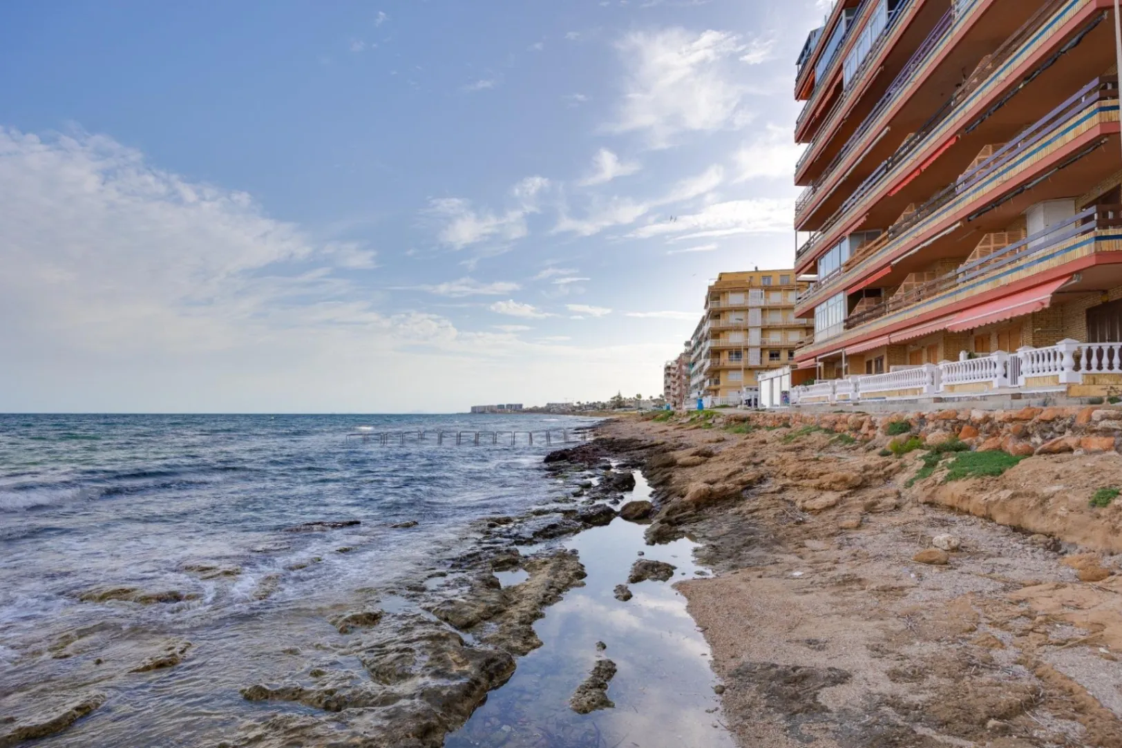 Impresionante Apartamento totalmente renovado en primera línea de playa en venta en Torrevieja