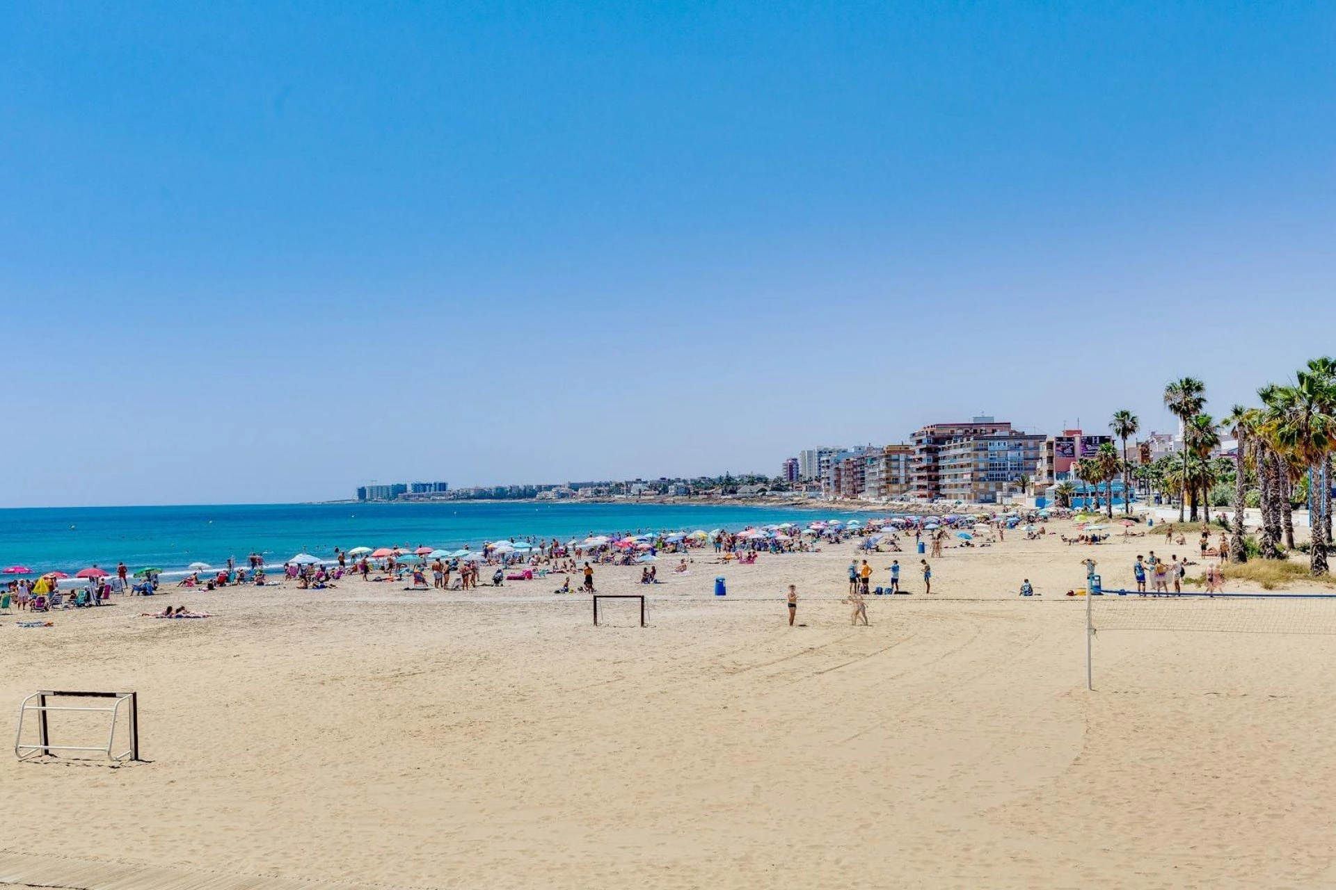 Impresionante Apartamento totalmente renovado en primera línea de playa en venta en Torrevieja