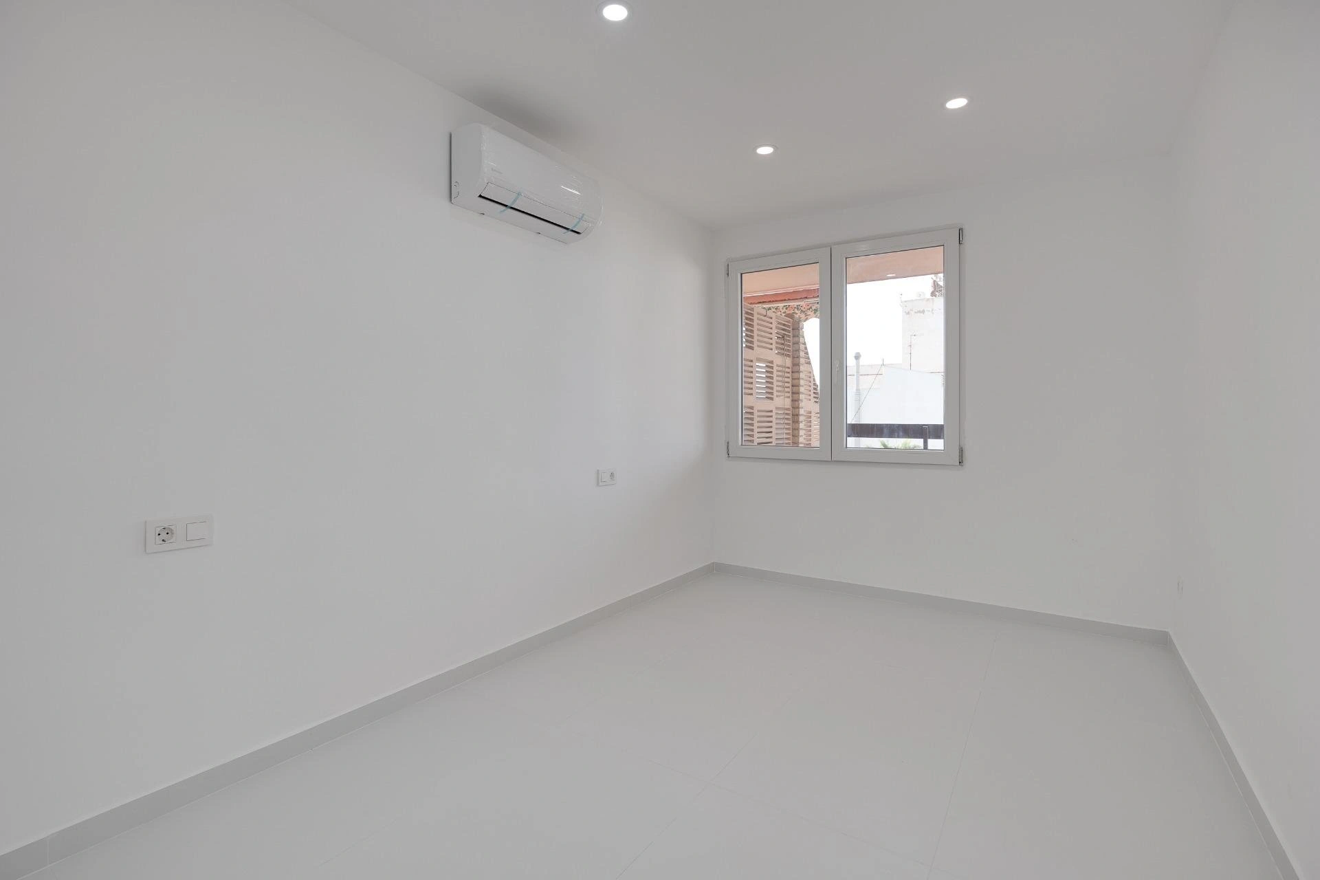 Impresionante Apartamento totalmente renovado en primera línea de playa en venta en Torrevieja