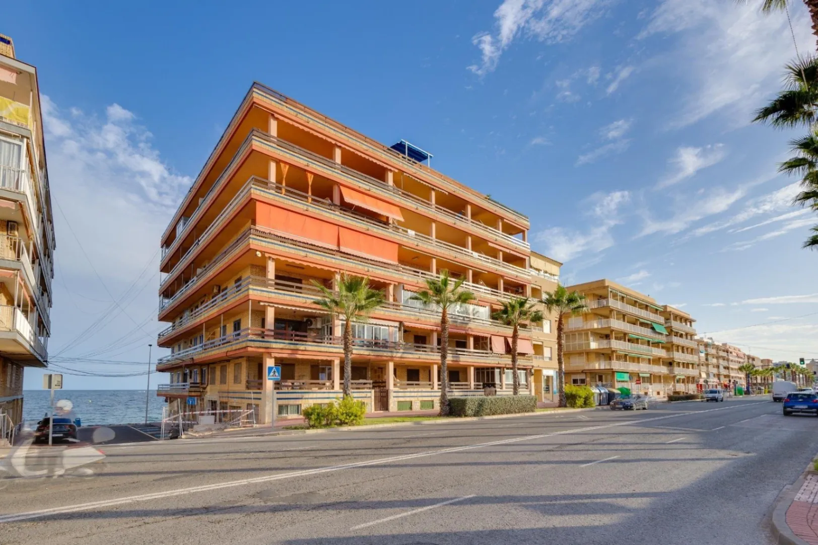 Impresionante Apartamento totalmente renovado en primera línea de playa en venta en Torrevieja