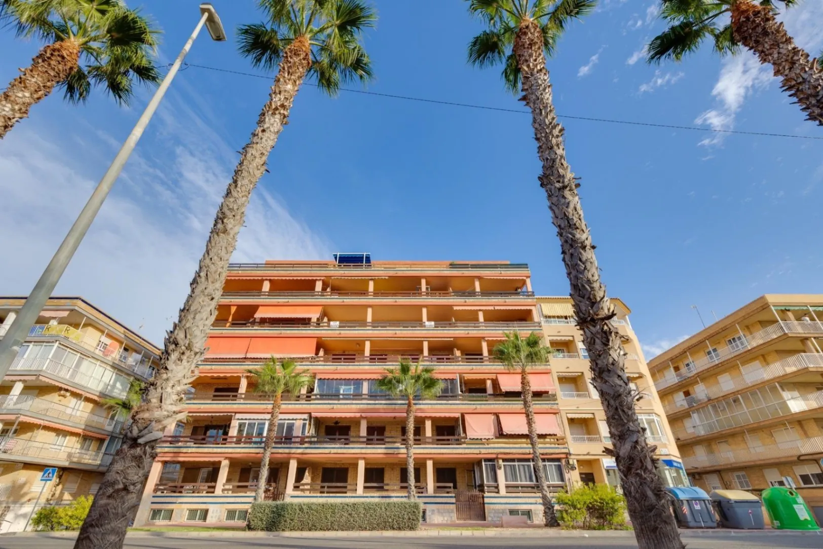 Impresionante Apartamento totalmente renovado en primera línea de playa en venta en Torrevieja