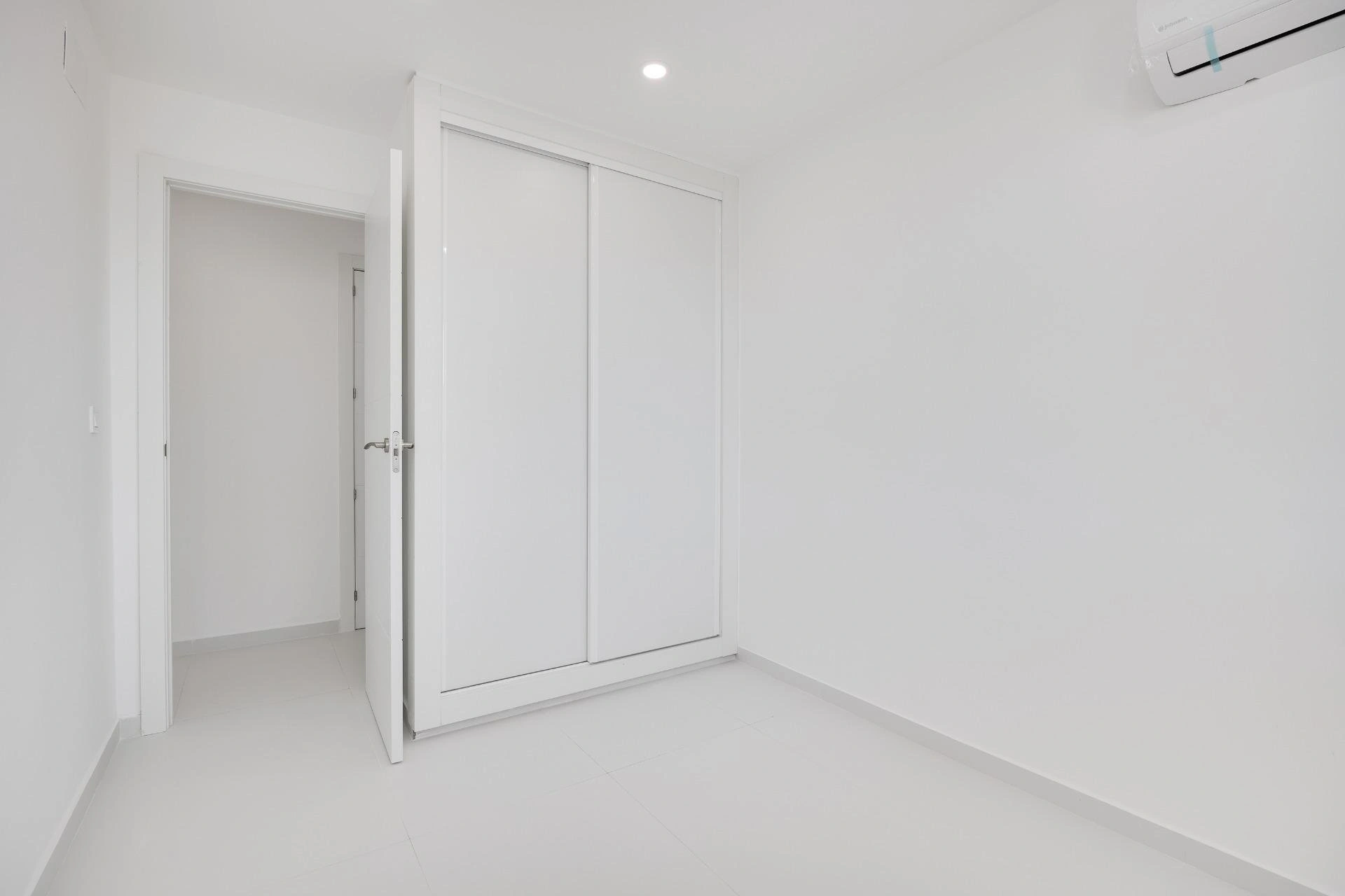 Impresionante Apartamento totalmente renovado en primera línea de playa en venta en Torrevieja