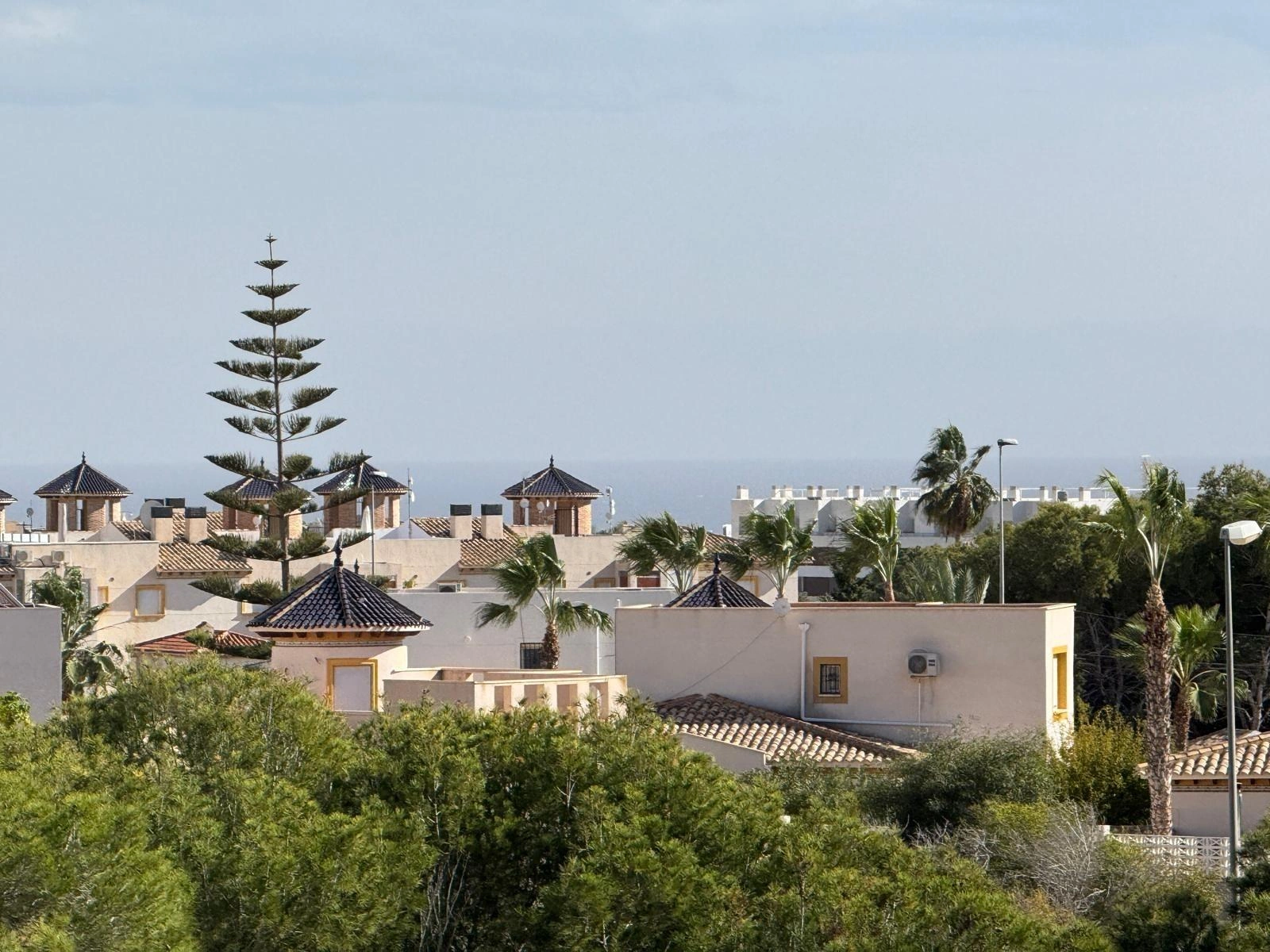 Vollständig renoviertes Reihenhaus mit Parkplatz + Abstellraum zu verkaufen in Lomas De Cabo Roig, Orihuela Costa.