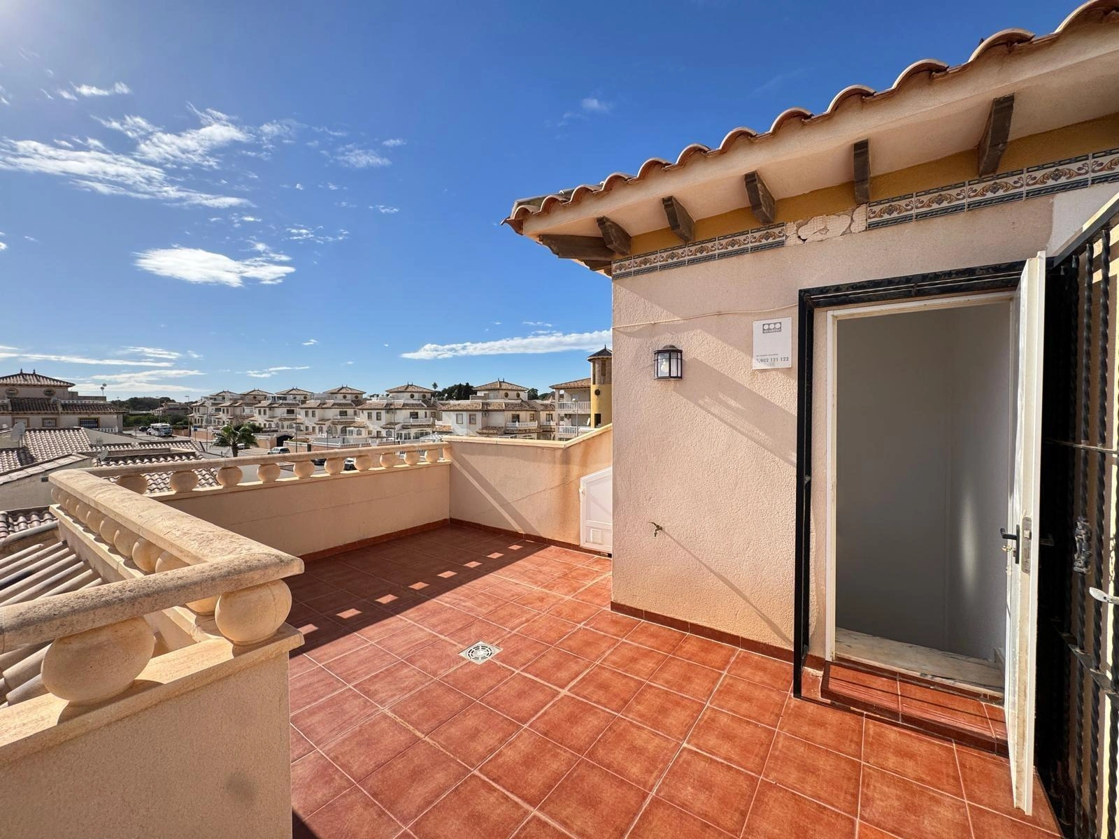 Vollständig renoviertes Reihenhaus mit Parkplatz + Abstellraum zu verkaufen in Lomas De Cabo Roig, Orihuela Costa.
