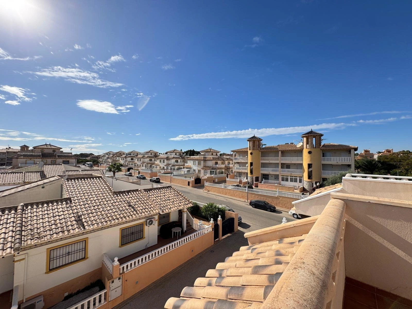 Vollständig renoviertes Reihenhaus mit Parkplatz + Abstellraum zu verkaufen in Lomas De Cabo Roig, Orihuela Costa.
