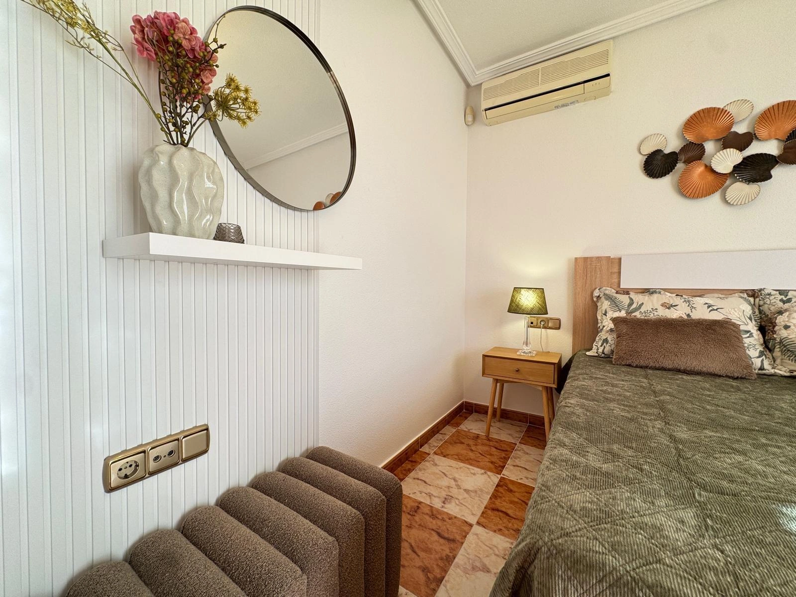 Vollständig renoviertes Reihenhaus mit Parkplatz + Abstellraum zu verkaufen in Lomas De Cabo Roig, Orihuela Costa.