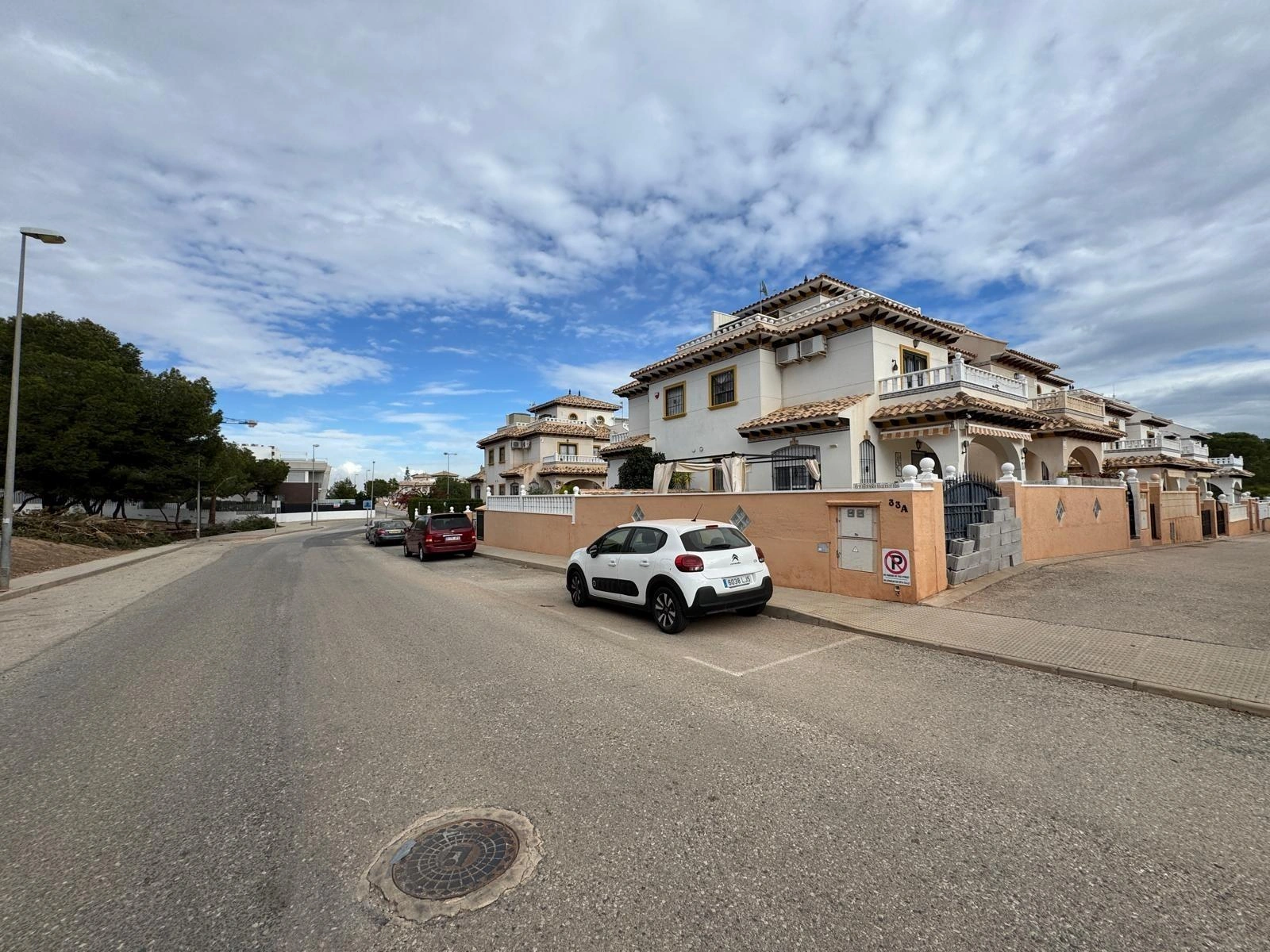 Vollständig renoviertes Reihenhaus mit Parkplatz + Abstellraum zu verkaufen in Lomas De Cabo Roig, Orihuela Costa.
