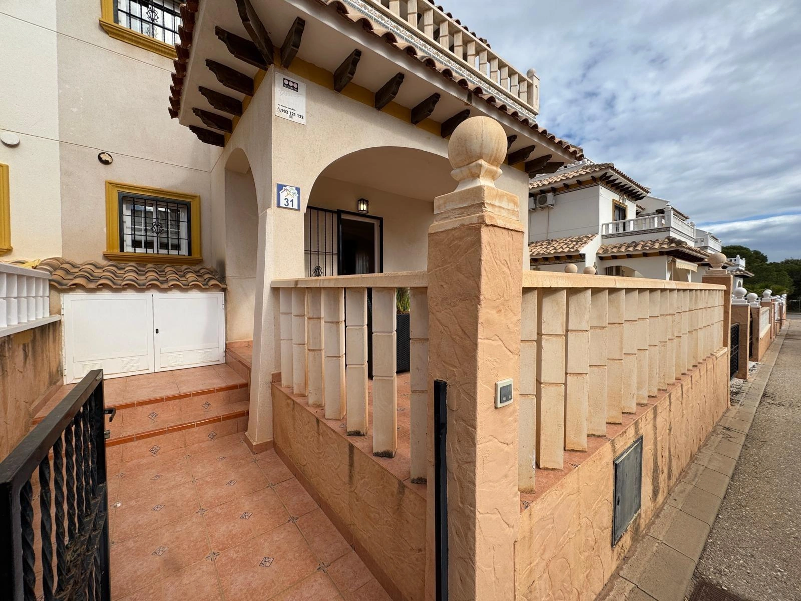 Vollständig renoviertes Reihenhaus mit Parkplatz + Abstellraum zu verkaufen in Lomas De Cabo Roig, Orihuela Costa.