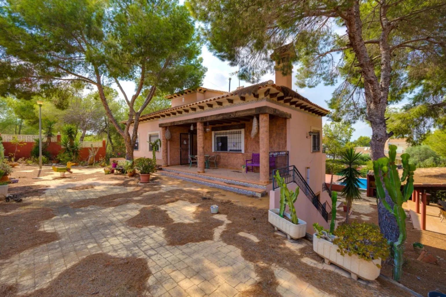 Increíble Chalet de cincos dormitorios en venta en San Miguel de Salinas, Alicante