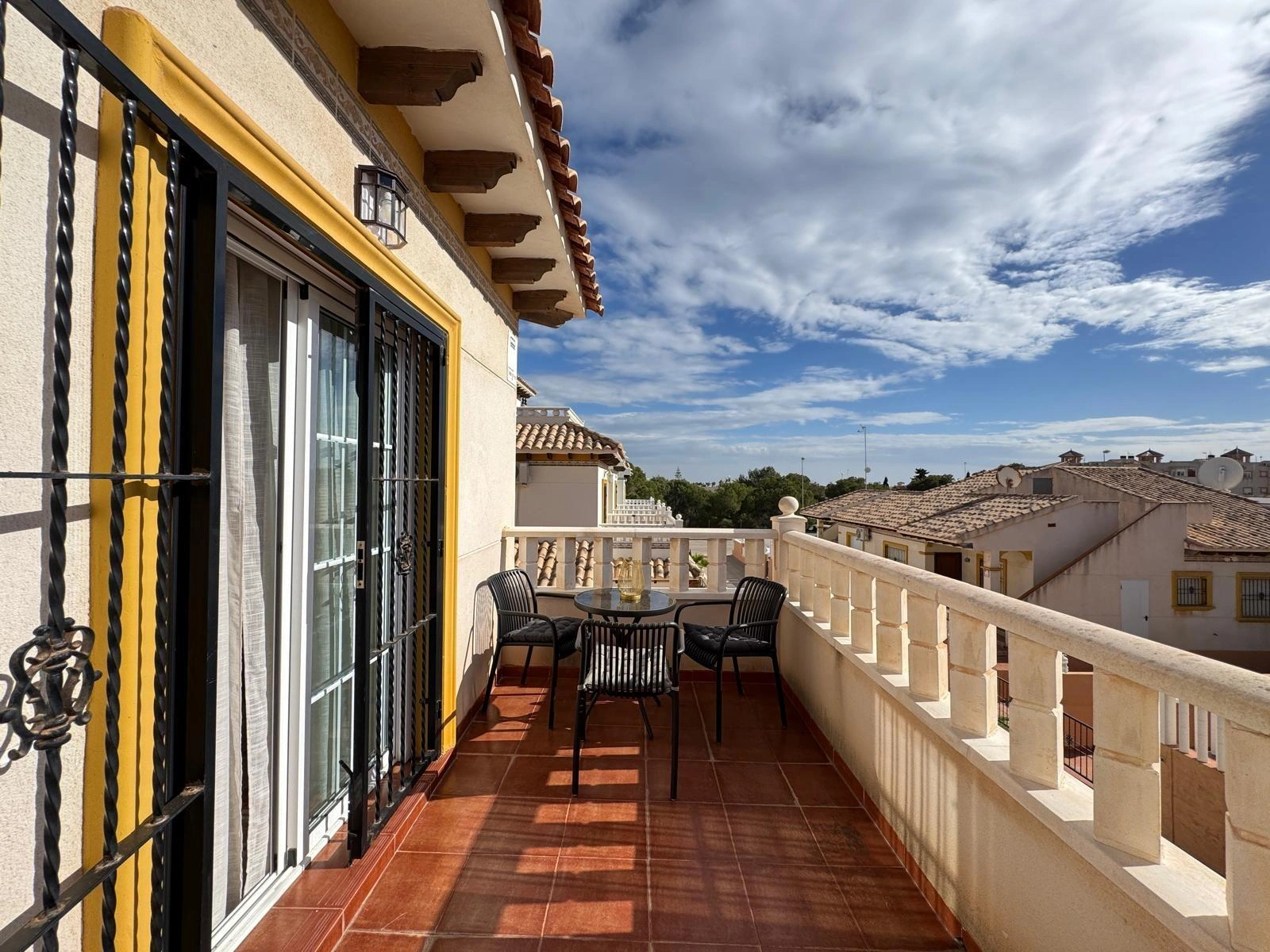 Vollständig renoviertes Reihenhaus mit Parkplatz + Abstellraum zu verkaufen in Lomas De Cabo Roig, Orihuela Costa.