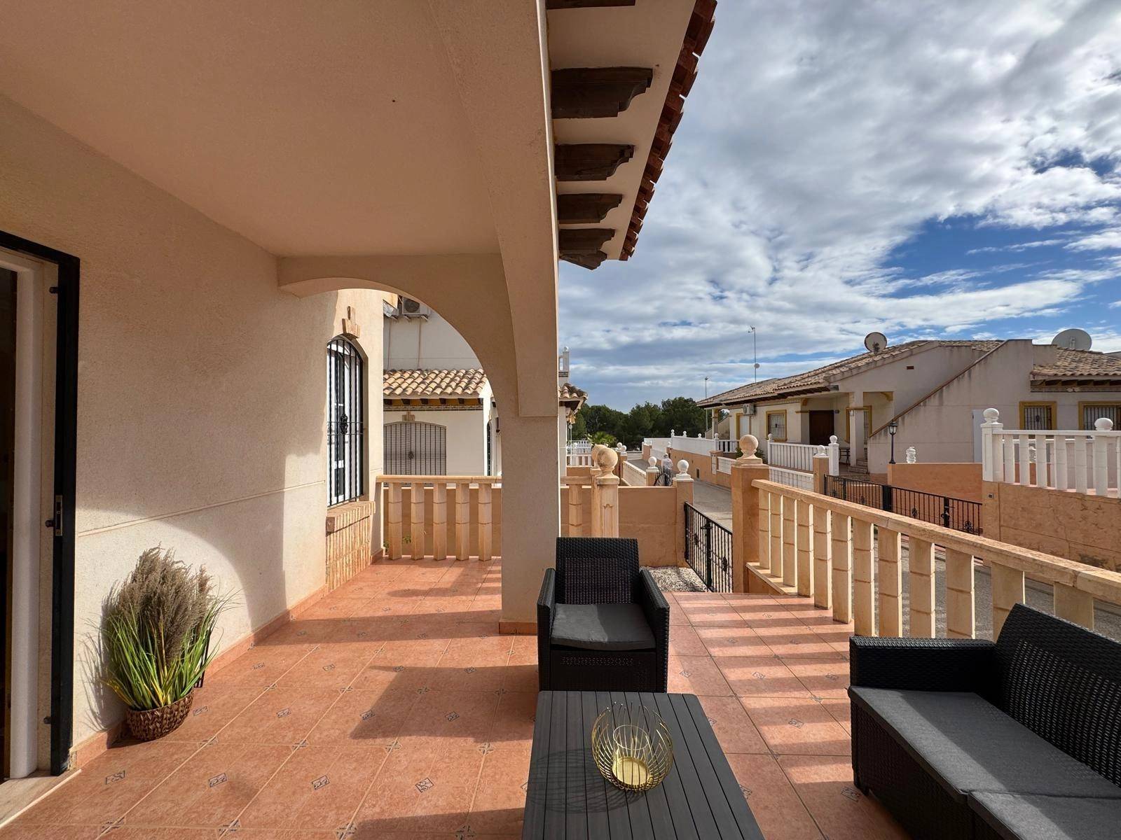 Vollständig renoviertes Reihenhaus mit Parkplatz + Abstellraum zu verkaufen in Lomas De Cabo Roig, Orihuela Costa.