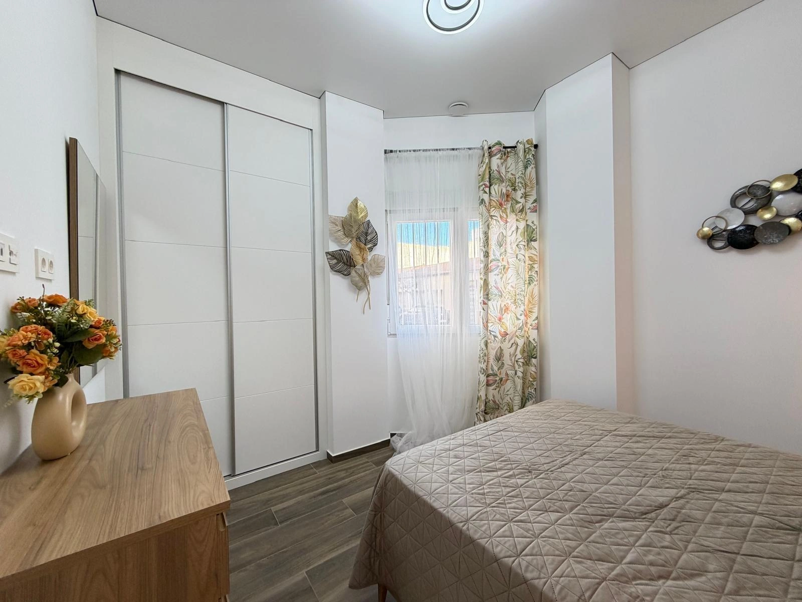 Apartamento reformado de dos dormitorios a 200 metros de la Playa De Los Locos, Torrevieja