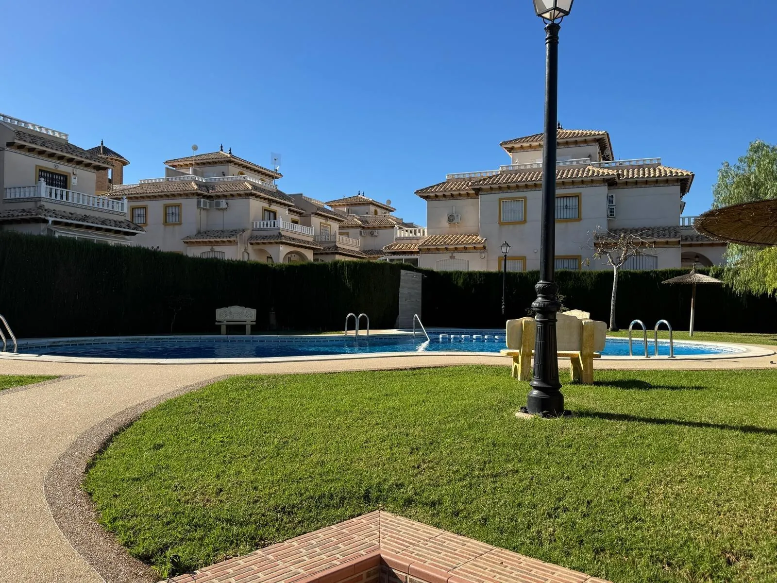 Vollständig renoviertes Reihenhaus mit Parkplatz + Abstellraum zu verkaufen in Lomas De Cabo Roig, Orihuela Costa.