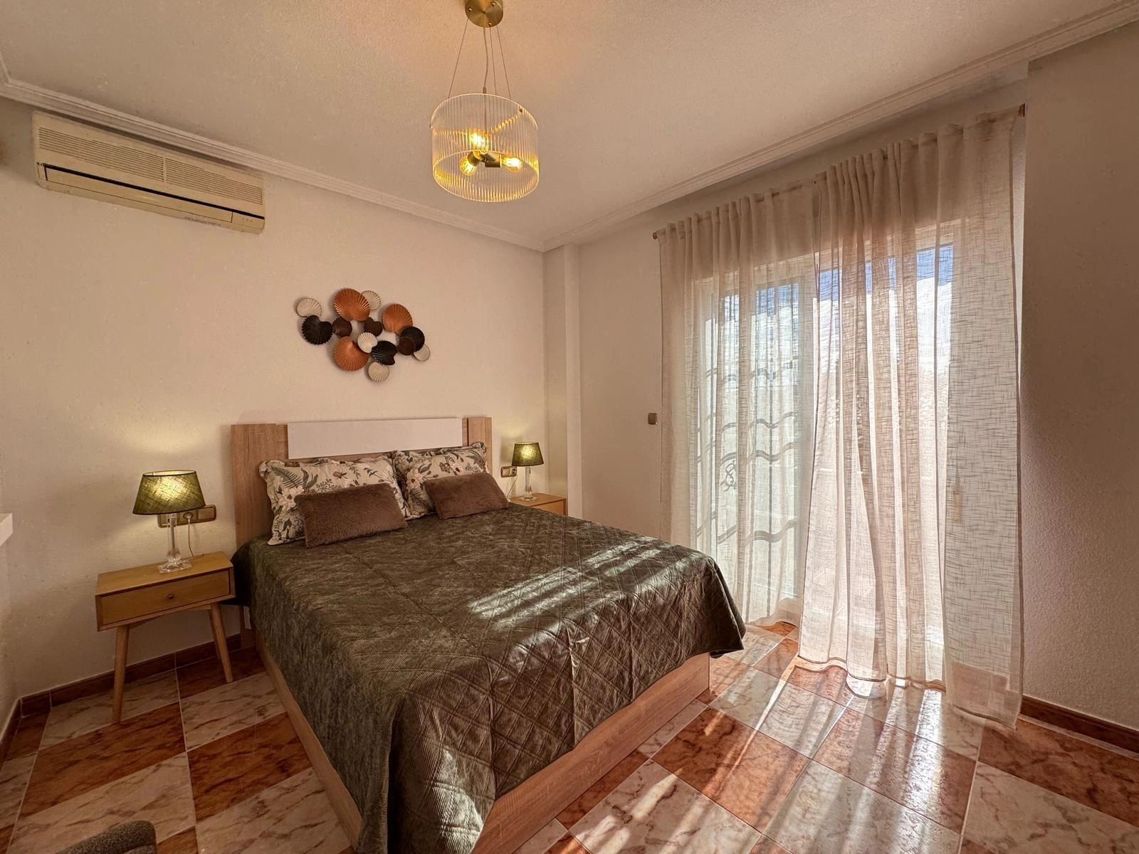 Vollständig renoviertes Reihenhaus mit Parkplatz + Abstellraum zu verkaufen in Lomas De Cabo Roig, Orihuela Costa.