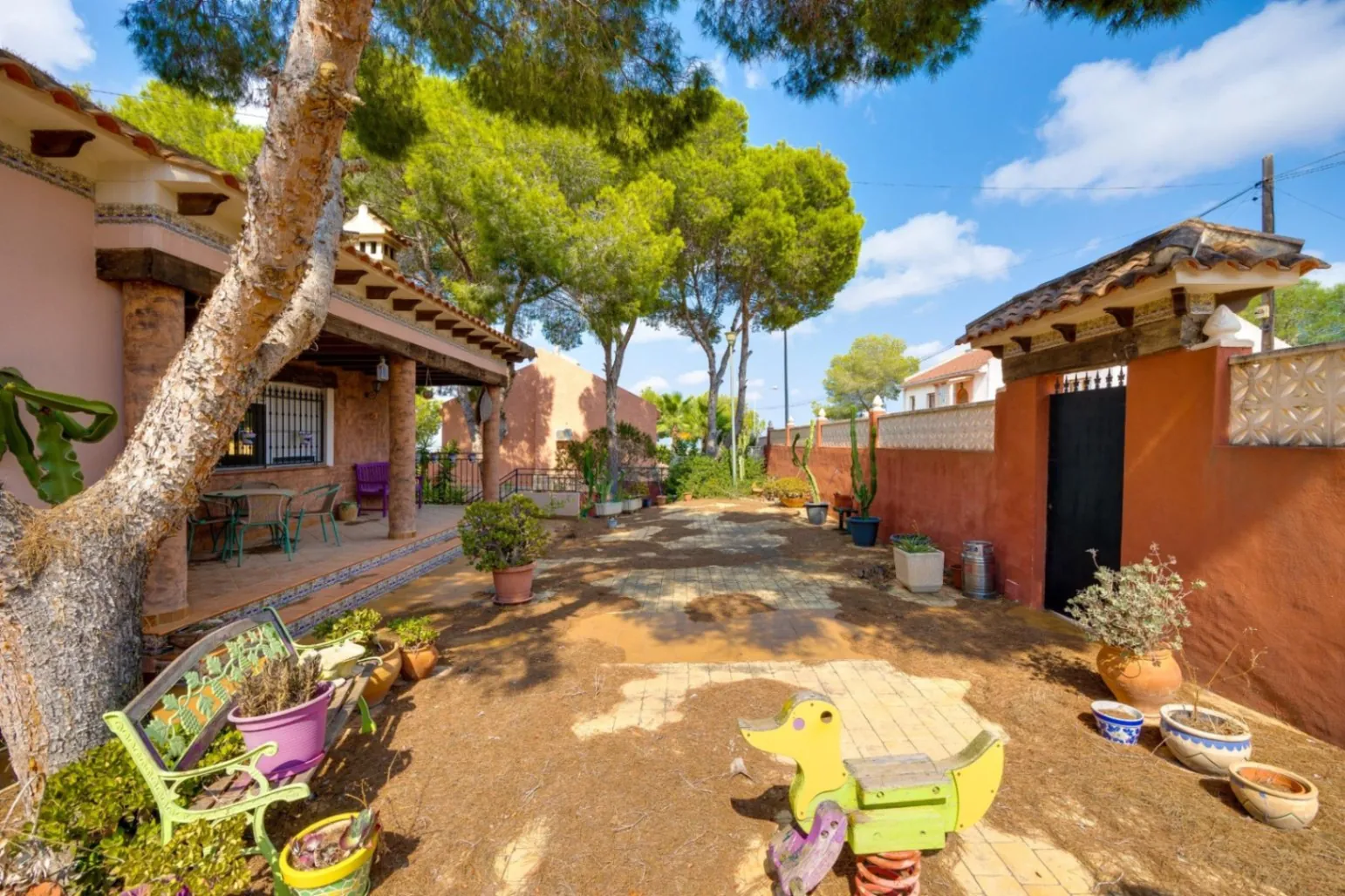 Increíble Chalet de cincos dormitorios en venta en San Miguel de Salinas, Alicante