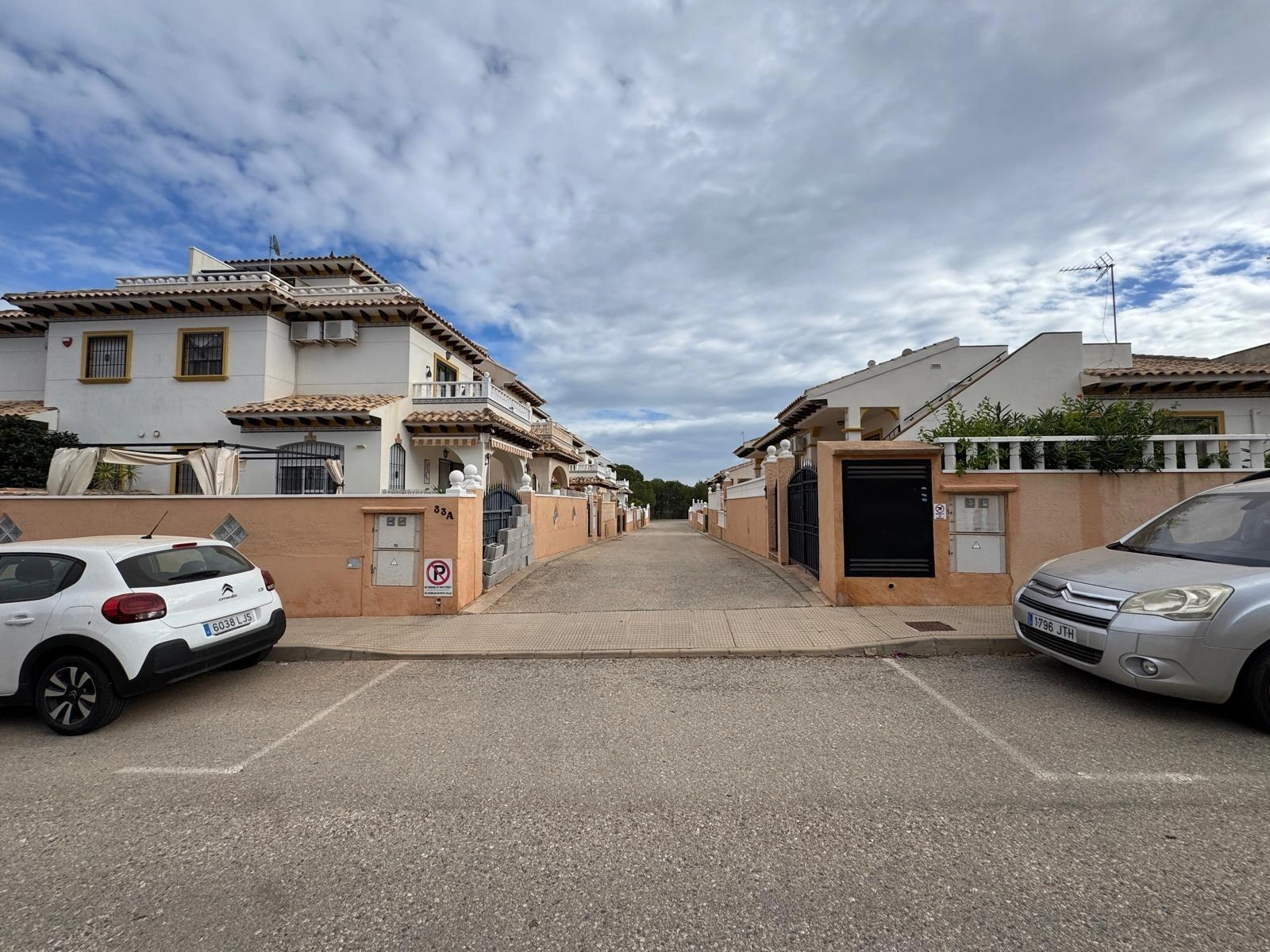 Vollständig renoviertes Reihenhaus mit Parkplatz + Abstellraum zu verkaufen in Lomas De Cabo Roig, Orihuela Costa.