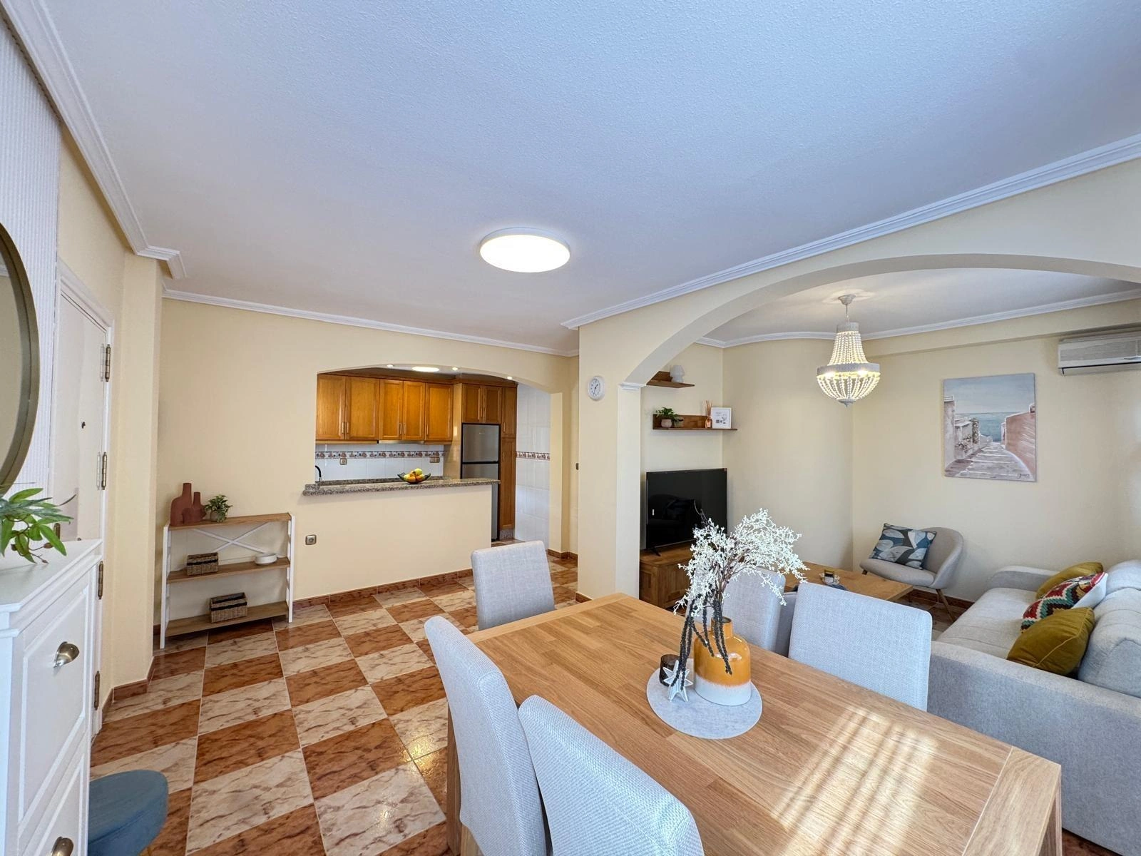 Vollständig renoviertes Reihenhaus mit Parkplatz + Abstellraum zu verkaufen in Lomas De Cabo Roig, Orihuela Costa.