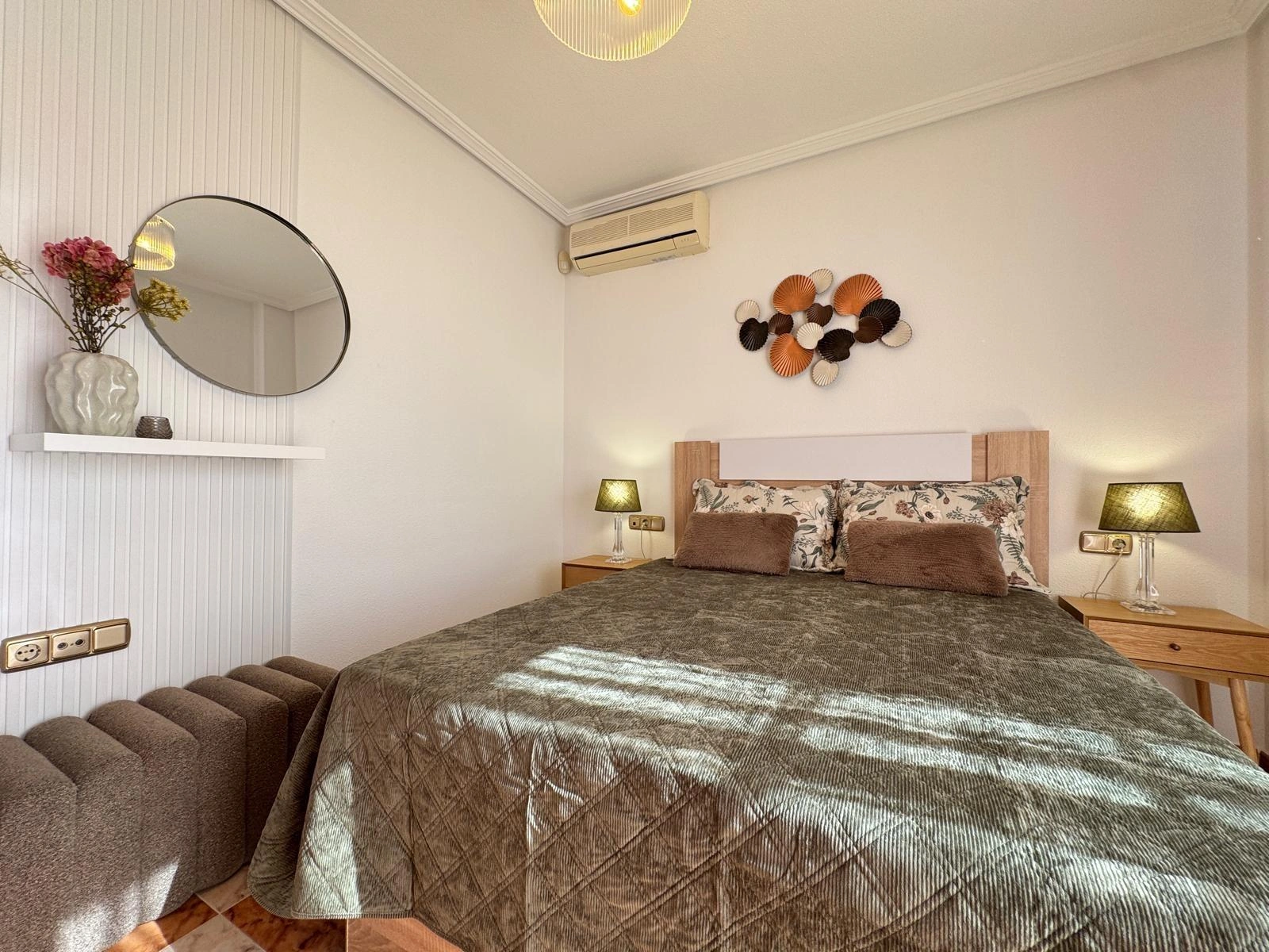 Vollständig renoviertes Reihenhaus mit Parkplatz + Abstellraum zu verkaufen in Lomas De Cabo Roig, Orihuela Costa.