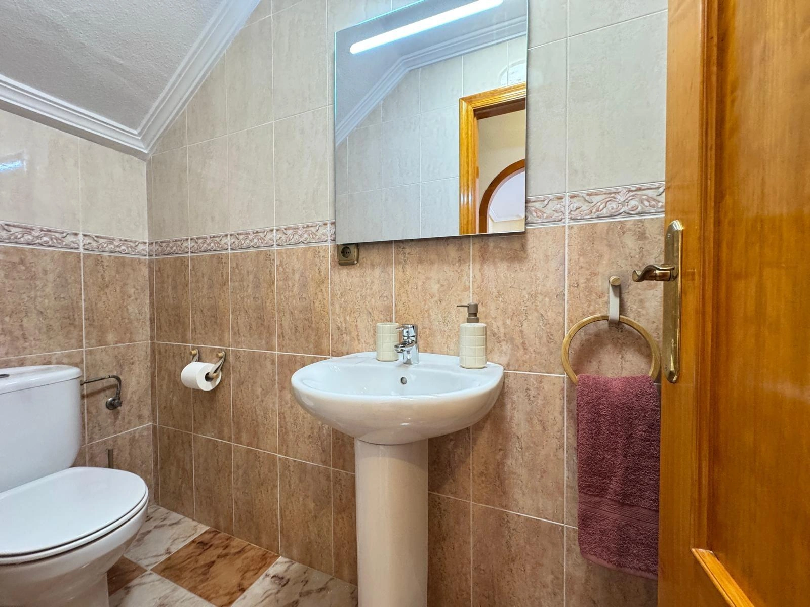 Vollständig renoviertes Reihenhaus mit Parkplatz + Abstellraum zu verkaufen in Lomas De Cabo Roig, Orihuela Costa.