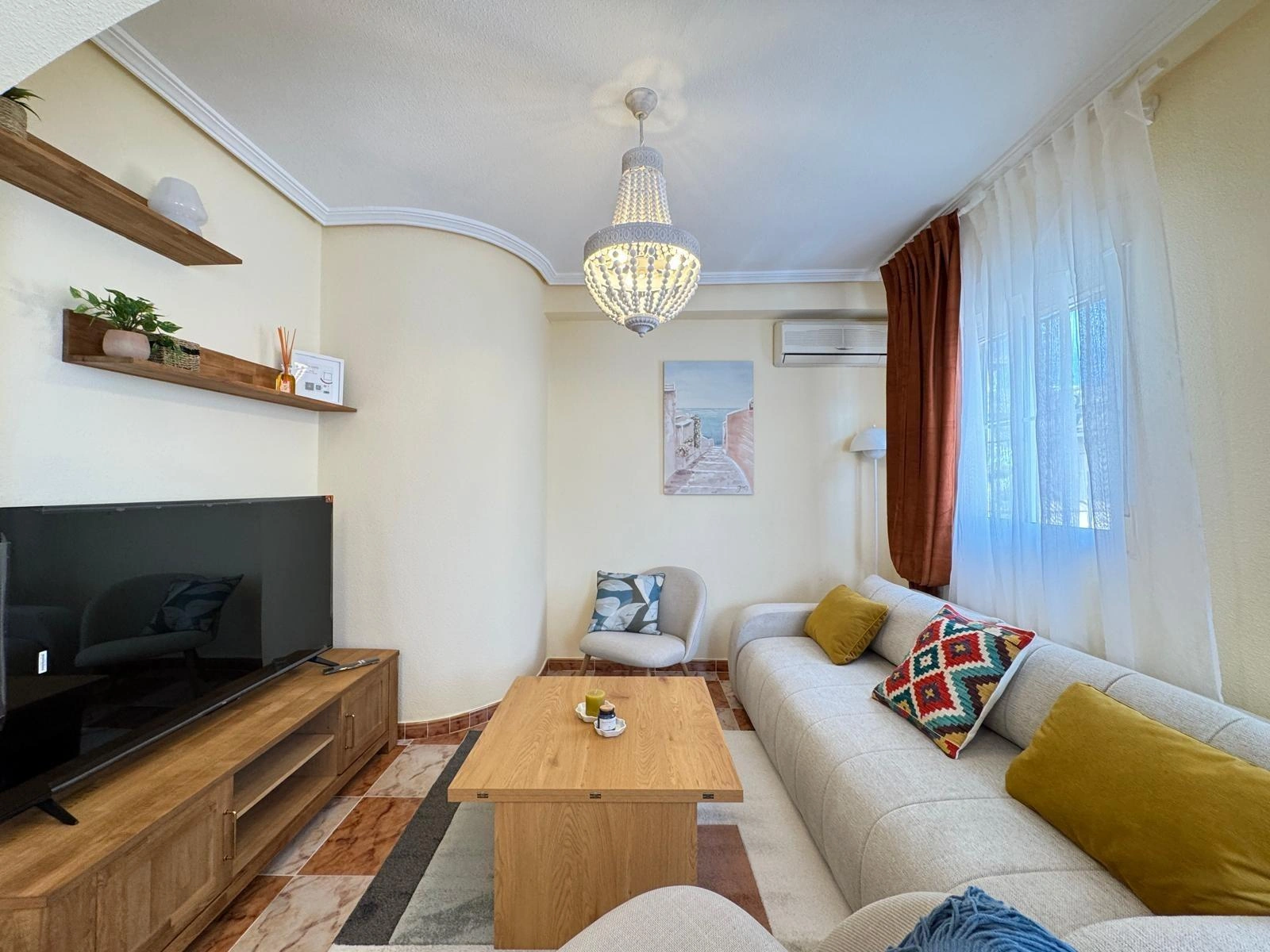 Vollständig renoviertes Reihenhaus mit Parkplatz + Abstellraum zu verkaufen in Lomas De Cabo Roig, Orihuela Costa.