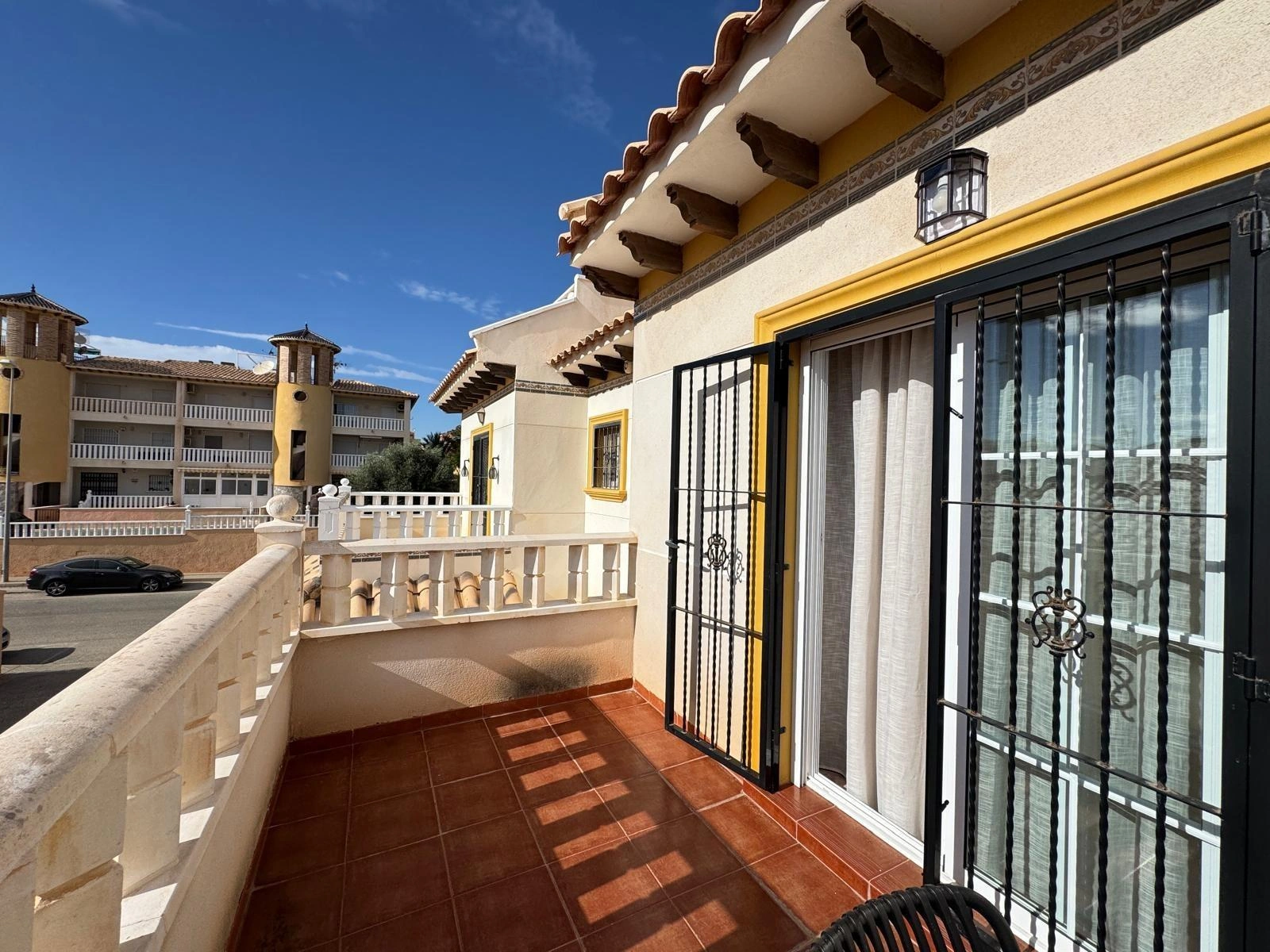 Vollständig renoviertes Reihenhaus mit Parkplatz + Abstellraum zu verkaufen in Lomas De Cabo Roig, Orihuela Costa.