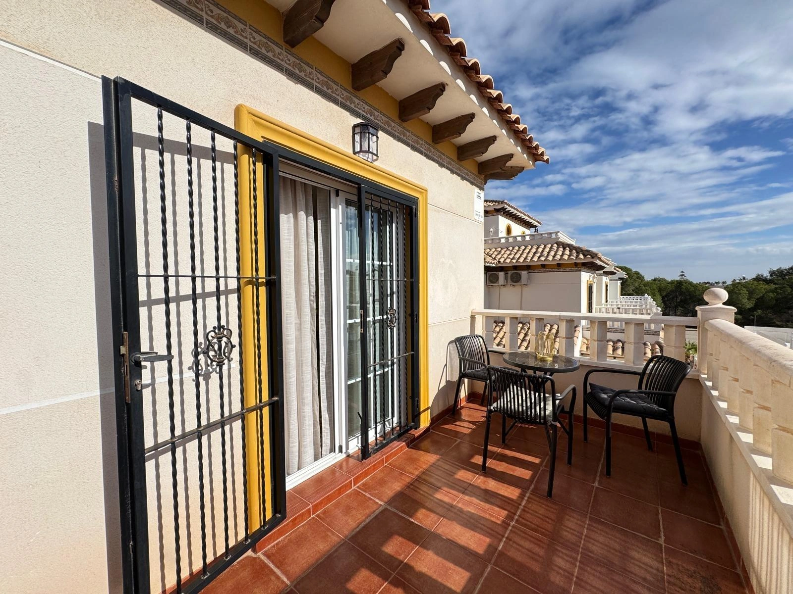 Vollständig renoviertes Reihenhaus mit Parkplatz + Abstellraum zu verkaufen in Lomas De Cabo Roig, Orihuela Costa.