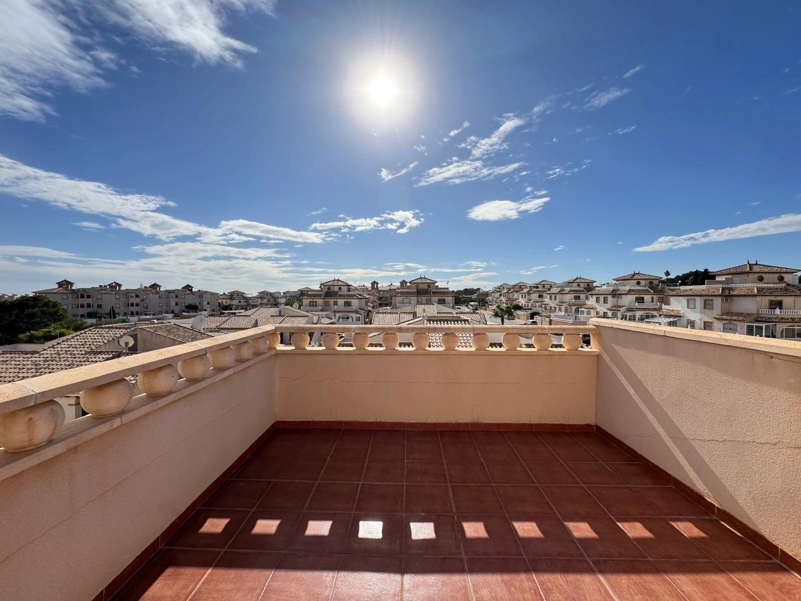 Vollständig renoviertes Reihenhaus mit Parkplatz + Abstellraum zu verkaufen in Lomas De Cabo Roig, Orihuela Costa.