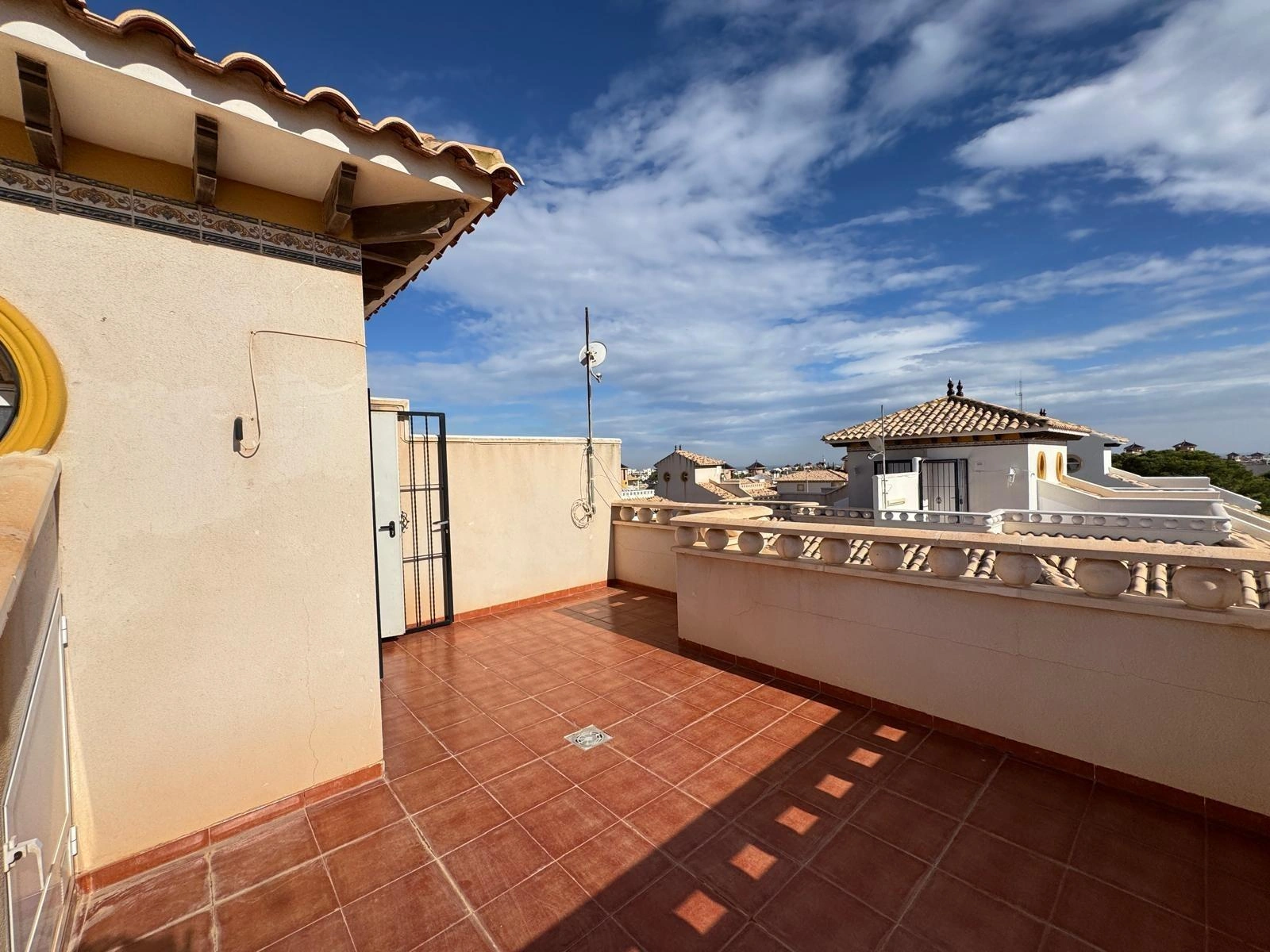 Vollständig renoviertes Reihenhaus mit Parkplatz + Abstellraum zu verkaufen in Lomas De Cabo Roig, Orihuela Costa.