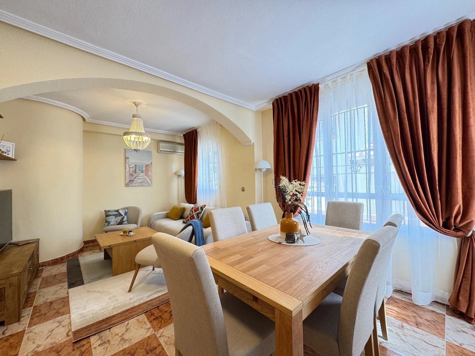 Vollständig renoviertes Reihenhaus mit Parkplatz + Abstellraum zu verkaufen in Lomas De Cabo Roig, Orihuela Costa.