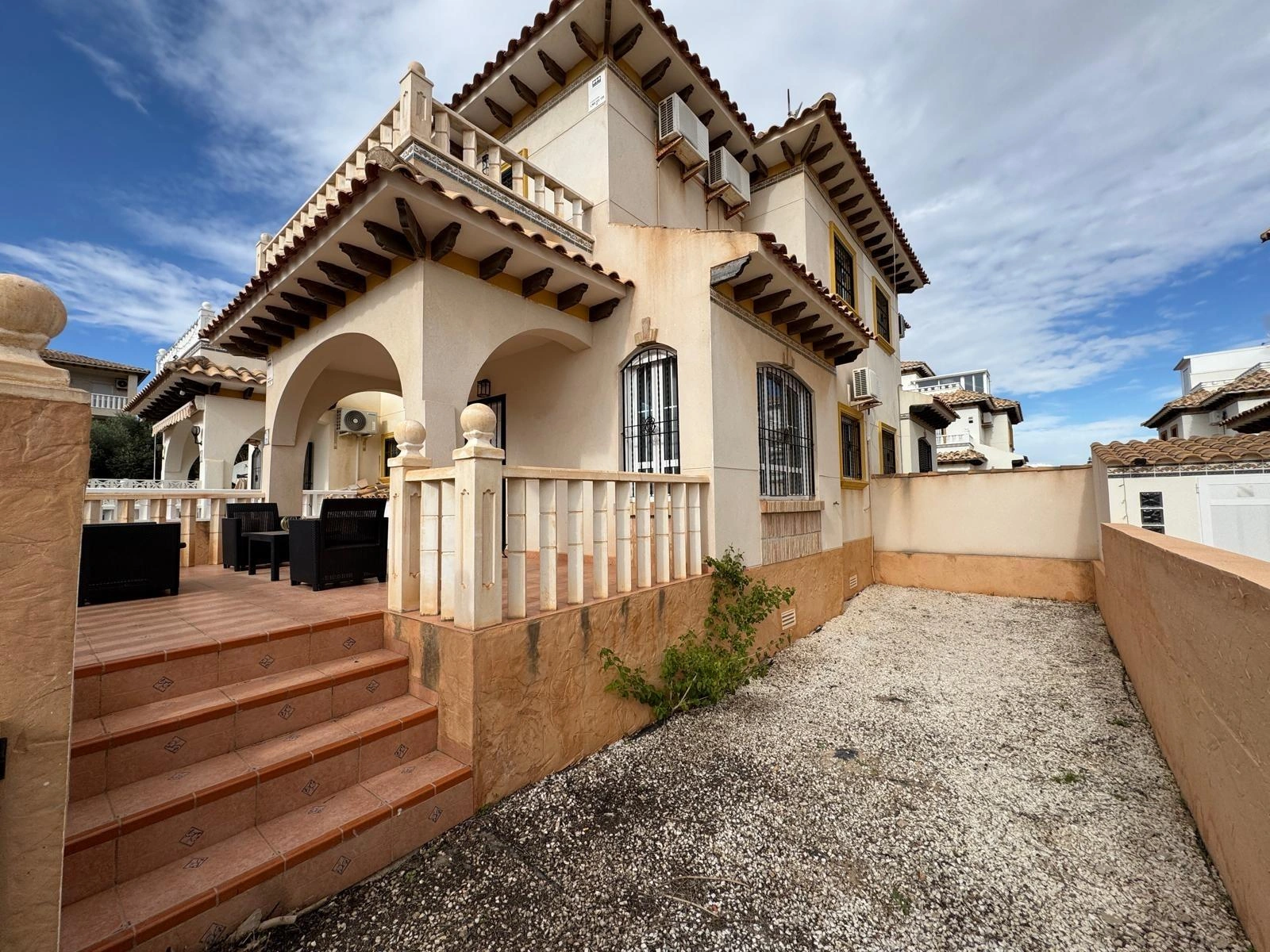 Vollständig renoviertes Reihenhaus mit Parkplatz + Abstellraum zu verkaufen in Lomas De Cabo Roig, Orihuela Costa.