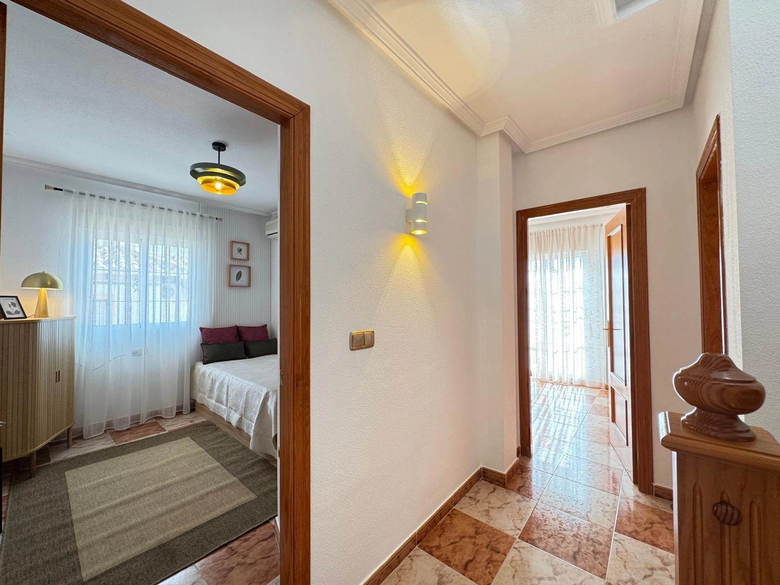 Vollständig renoviertes Reihenhaus mit Parkplatz + Abstellraum zu verkaufen in Lomas De Cabo Roig, Orihuela Costa.