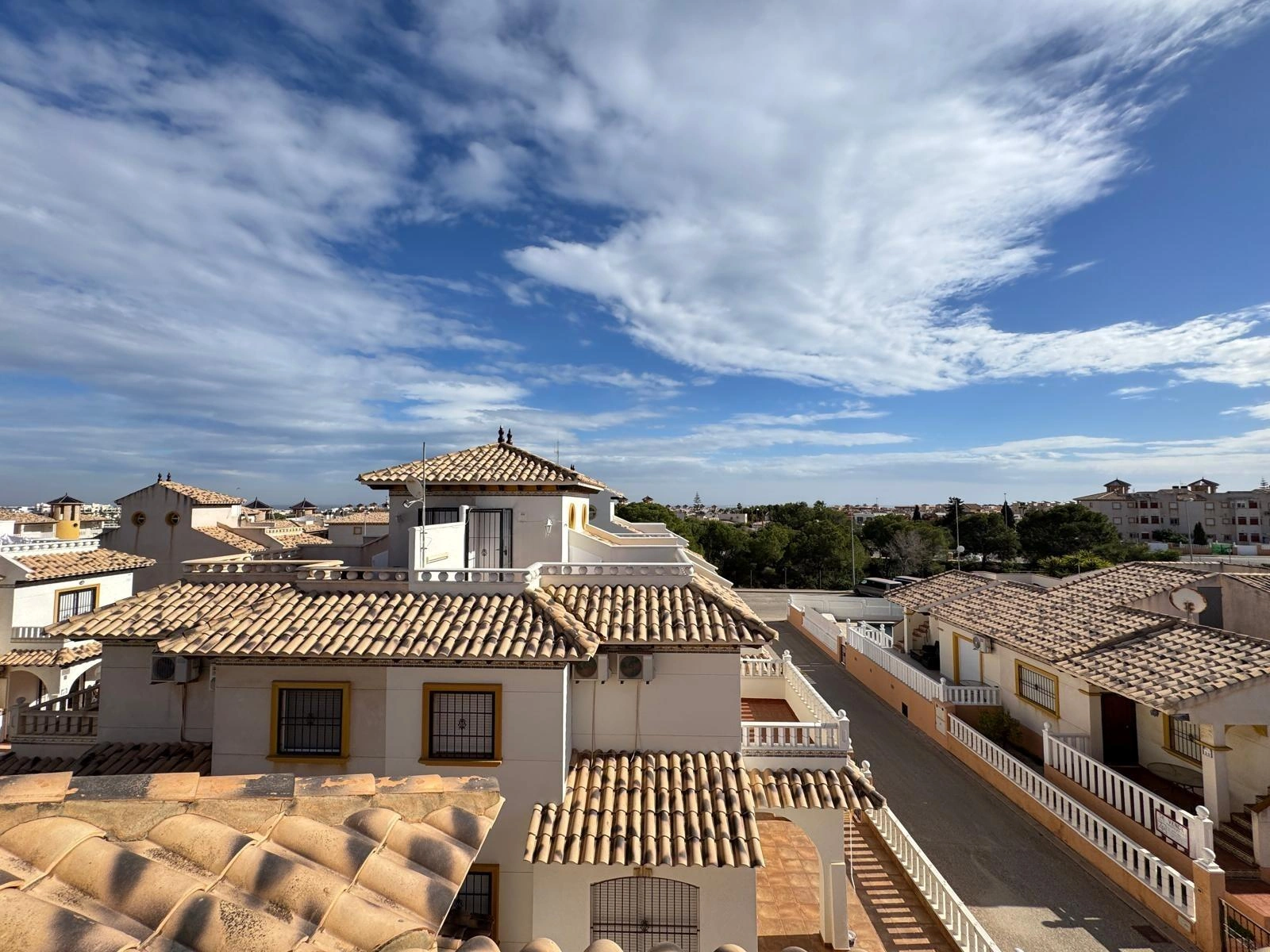 Vollständig renoviertes Reihenhaus mit Parkplatz + Abstellraum zu verkaufen in Lomas De Cabo Roig, Orihuela Costa.