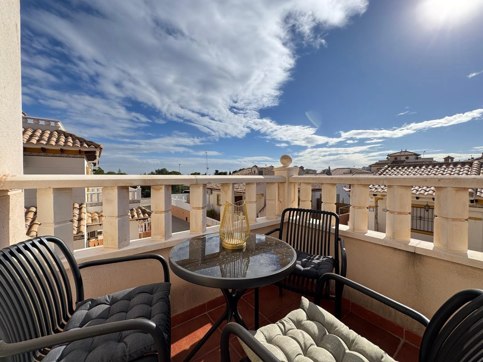 Vollständig renoviertes Reihenhaus mit Parkplatz + Abstellraum zu verkaufen in Lomas De Cabo Roig, Orihuela Costa.