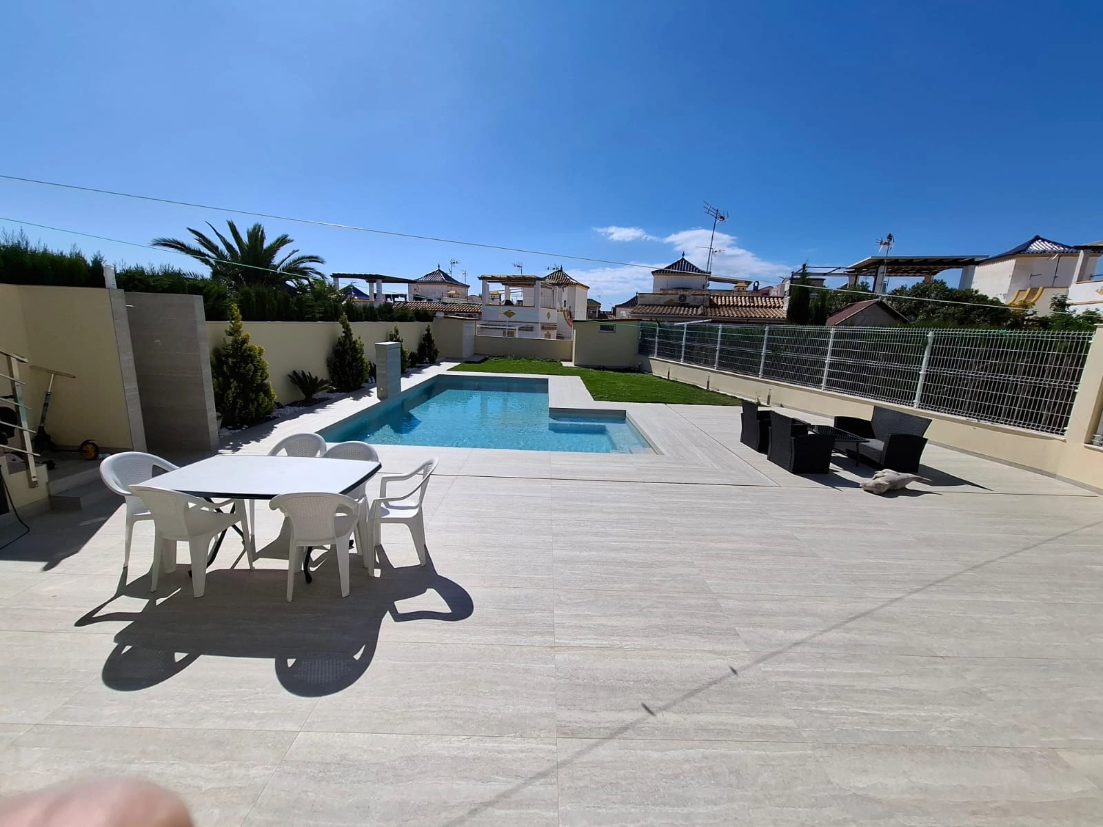 Chalet reformado con 4 habitaciones en venta en Los Balcones, Torrevieja