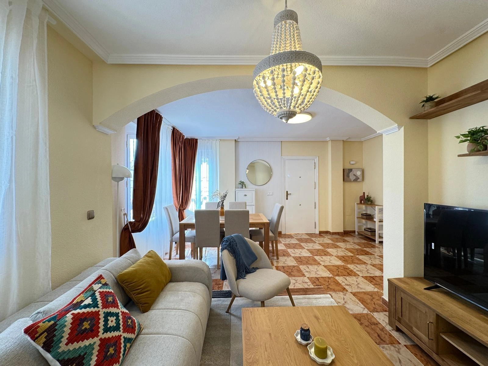 Vollständig renoviertes Reihenhaus mit Parkplatz + Abstellraum zu verkaufen in Lomas De Cabo Roig, Orihuela Costa.