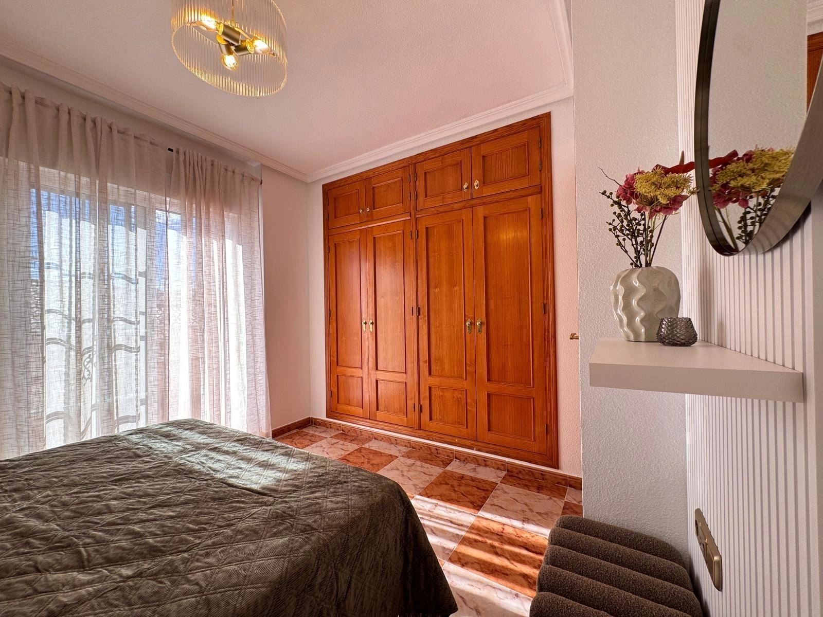 Vollständig renoviertes Reihenhaus mit Parkplatz + Abstellraum zu verkaufen in Lomas De Cabo Roig, Orihuela Costa.