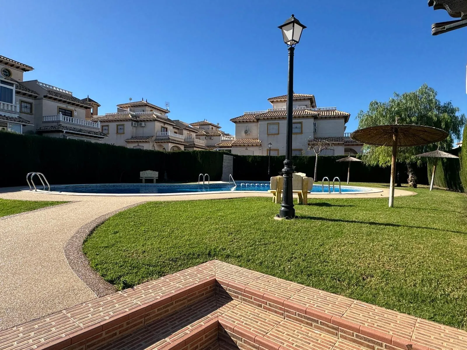 Vollständig renoviertes Reihenhaus mit Parkplatz + Abstellraum zu verkaufen in Lomas De Cabo Roig, Orihuela Costa.