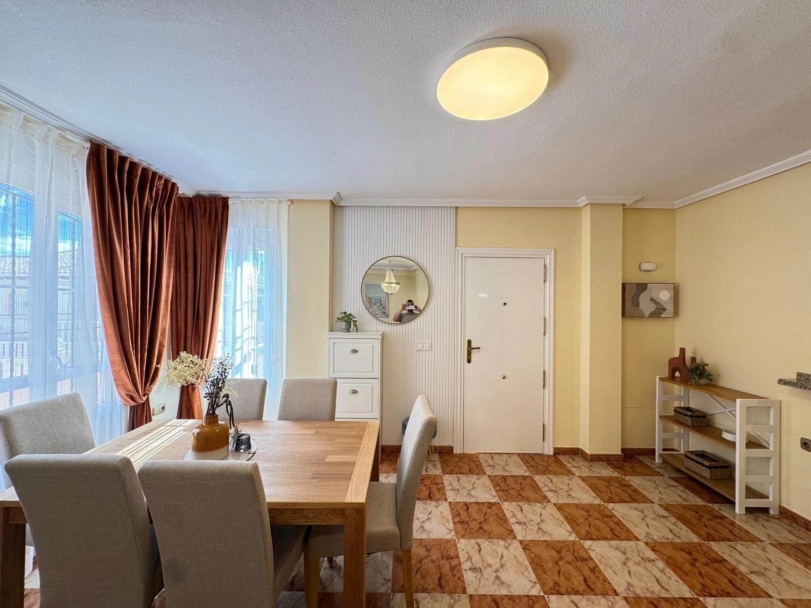 Vollständig renoviertes Reihenhaus mit Parkplatz + Abstellraum zu verkaufen in Lomas De Cabo Roig, Orihuela Costa.