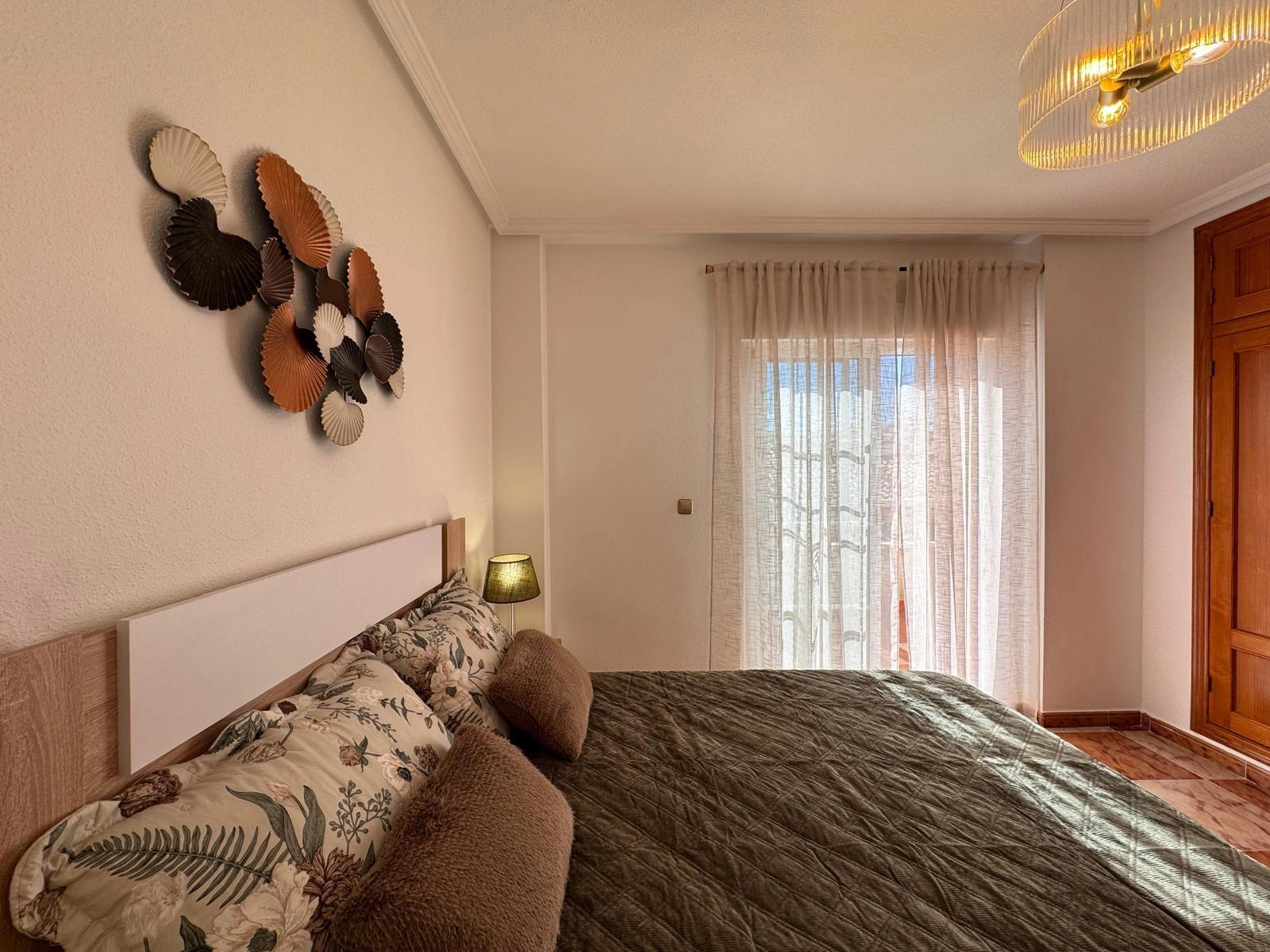 Vollständig renoviertes Reihenhaus mit Parkplatz + Abstellraum zu verkaufen in Lomas De Cabo Roig, Orihuela Costa.