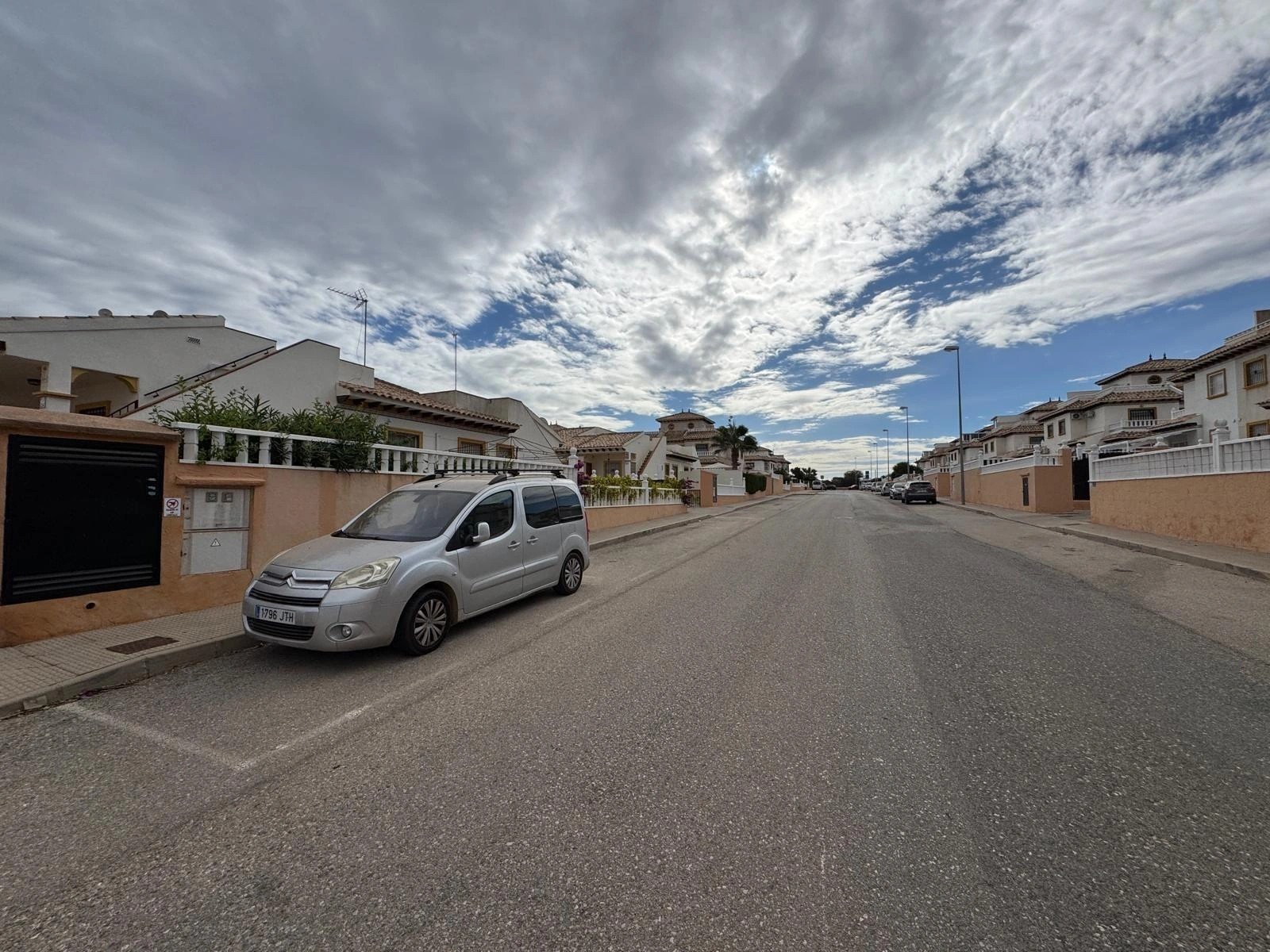 Vollständig renoviertes Reihenhaus mit Parkplatz + Abstellraum zu verkaufen in Lomas De Cabo Roig, Orihuela Costa.