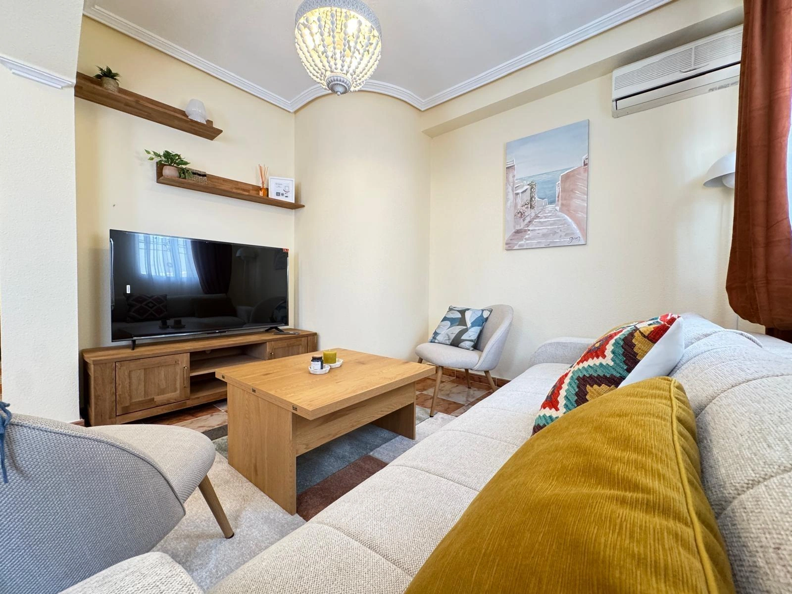 Vollständig renoviertes Reihenhaus mit Parkplatz + Abstellraum zu verkaufen in Lomas De Cabo Roig, Orihuela Costa.