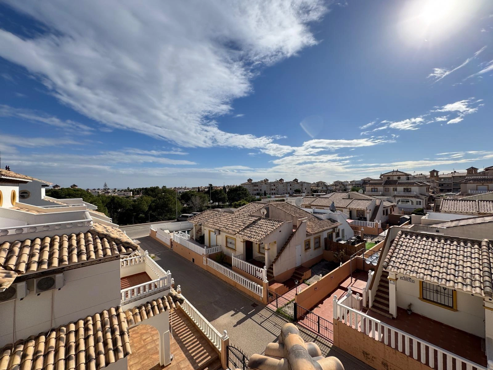 Vollständig renoviertes Reihenhaus mit Parkplatz + Abstellraum zu verkaufen in Lomas De Cabo Roig, Orihuela Costa.