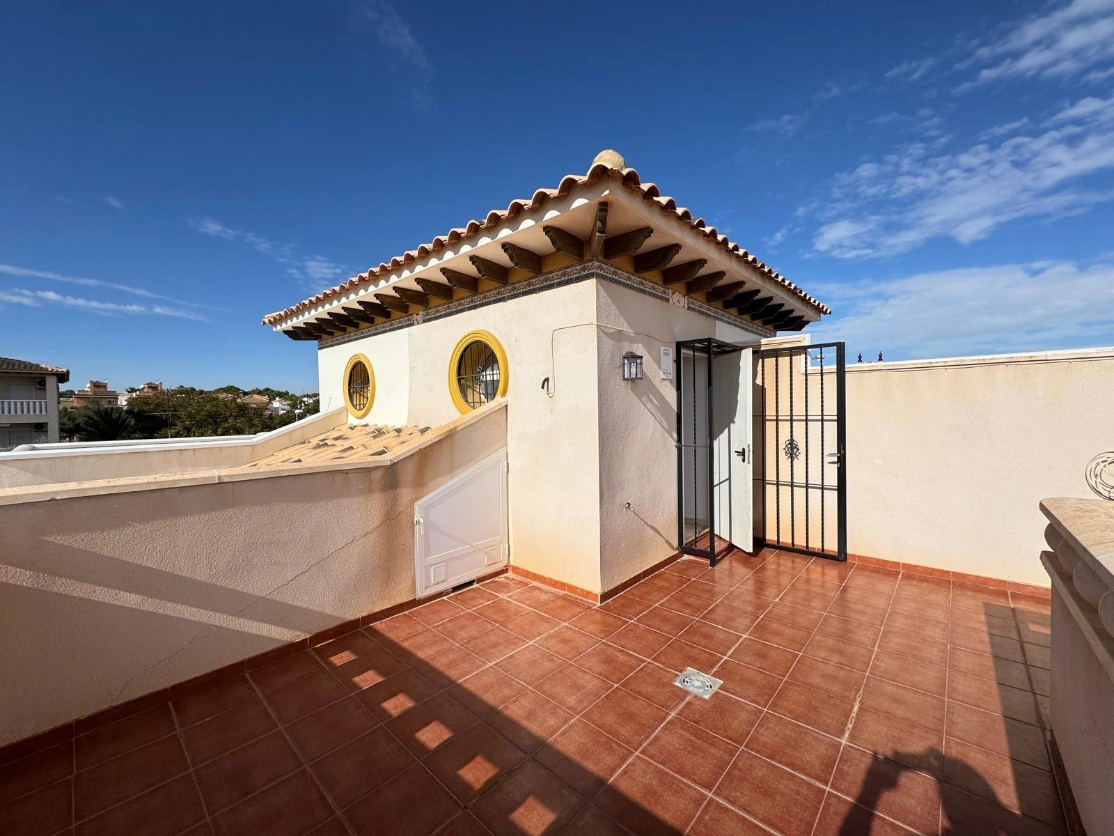 Vollständig renoviertes Reihenhaus mit Parkplatz + Abstellraum zu verkaufen in Lomas De Cabo Roig, Orihuela Costa.
