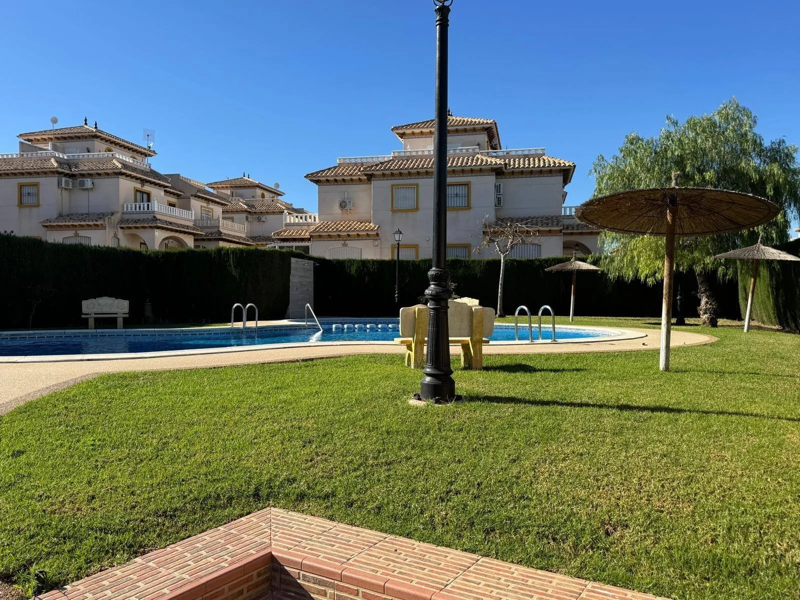 Vollständig renoviertes Reihenhaus mit Parkplatz + Abstellraum zu verkaufen in Lomas De Cabo Roig, Orihuela Costa.
