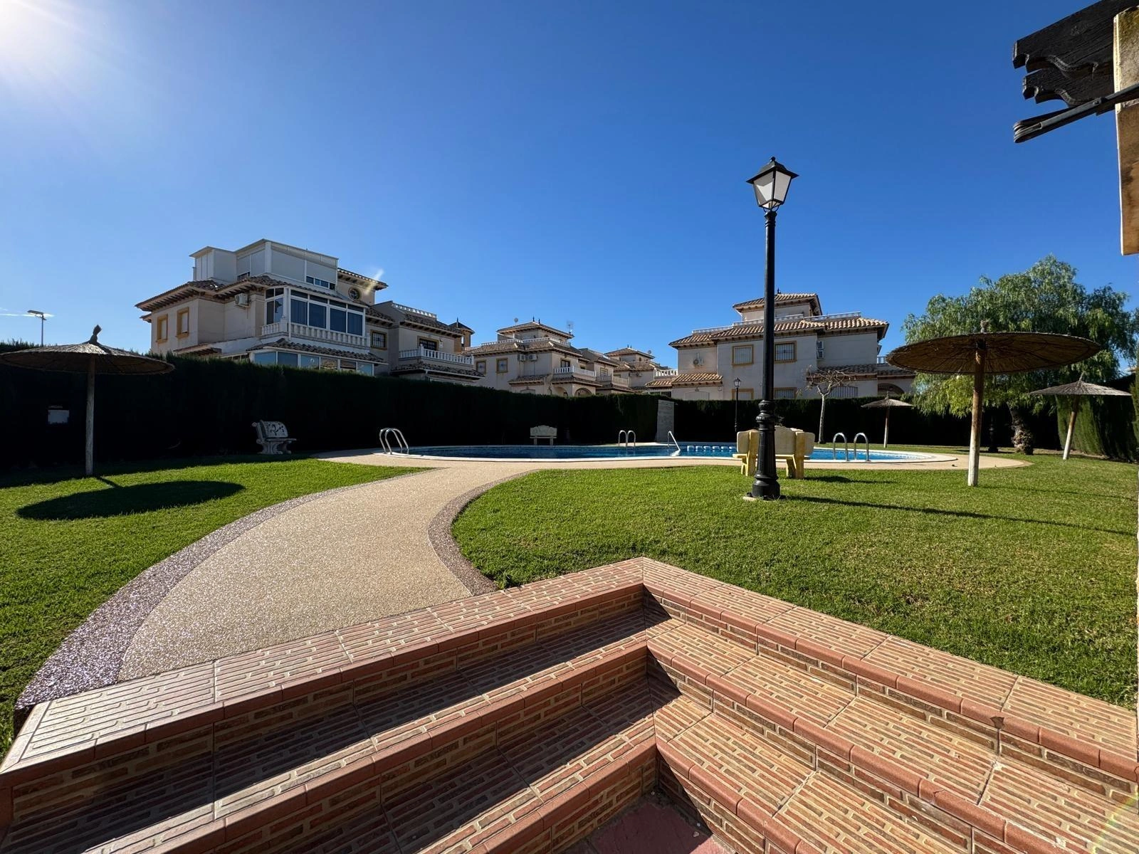 Vollständig renoviertes Reihenhaus mit Parkplatz + Abstellraum zu verkaufen in Lomas De Cabo Roig, Orihuela Costa.