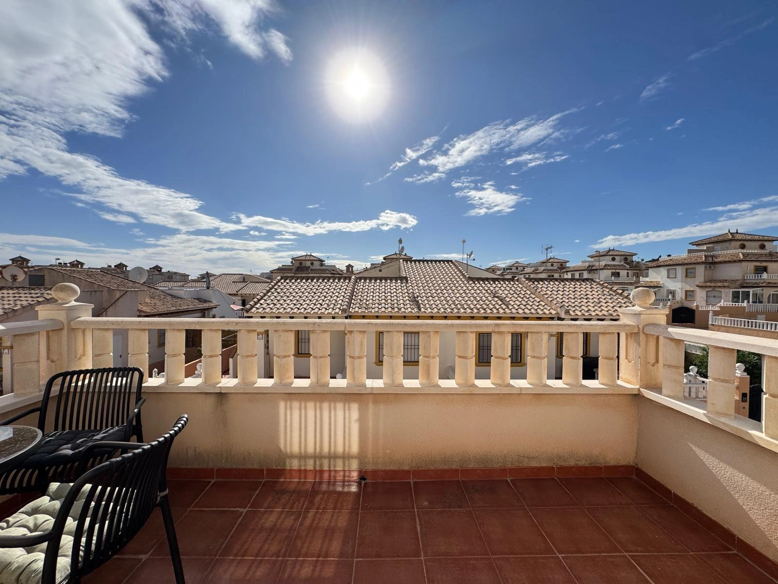 Vollständig renoviertes Reihenhaus mit Parkplatz + Abstellraum zu verkaufen in Lomas De Cabo Roig, Orihuela Costa.