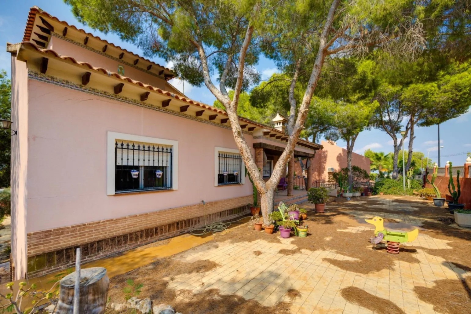 Increíble Chalet de cincos dormitorios en venta en San Miguel de Salinas, Alicante