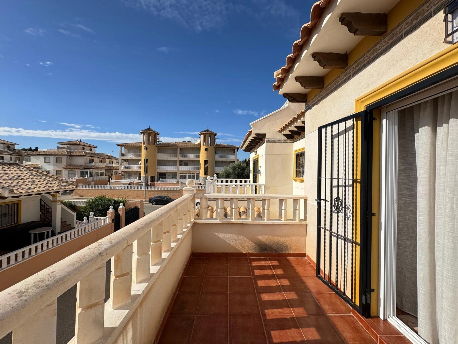 Vollständig renoviertes Reihenhaus mit Parkplatz + Abstellraum zu verkaufen in Lomas De Cabo Roig, Orihuela Costa.