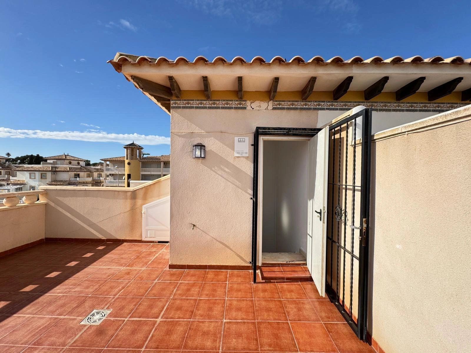 Vollständig renoviertes Reihenhaus mit Parkplatz + Abstellraum zu verkaufen in Lomas De Cabo Roig, Orihuela Costa.