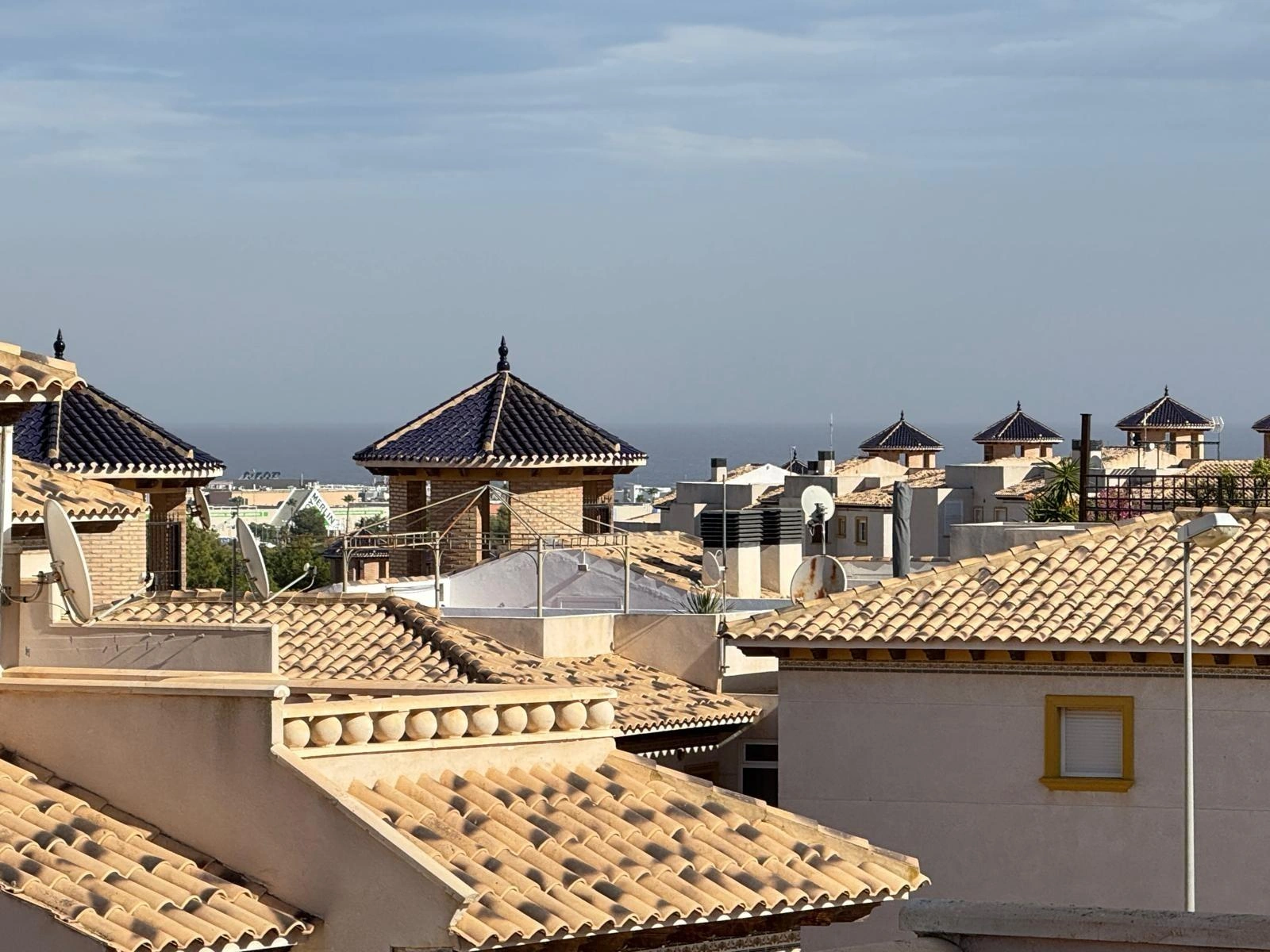 Vollständig renoviertes Reihenhaus mit Parkplatz + Abstellraum zu verkaufen in Lomas De Cabo Roig, Orihuela Costa.